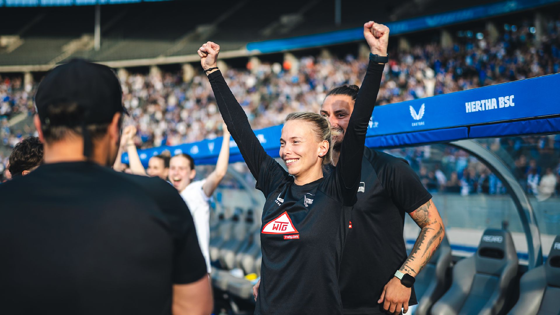 Sarah Kollek jubelt vor der Trainerbank im Olympiastadion.