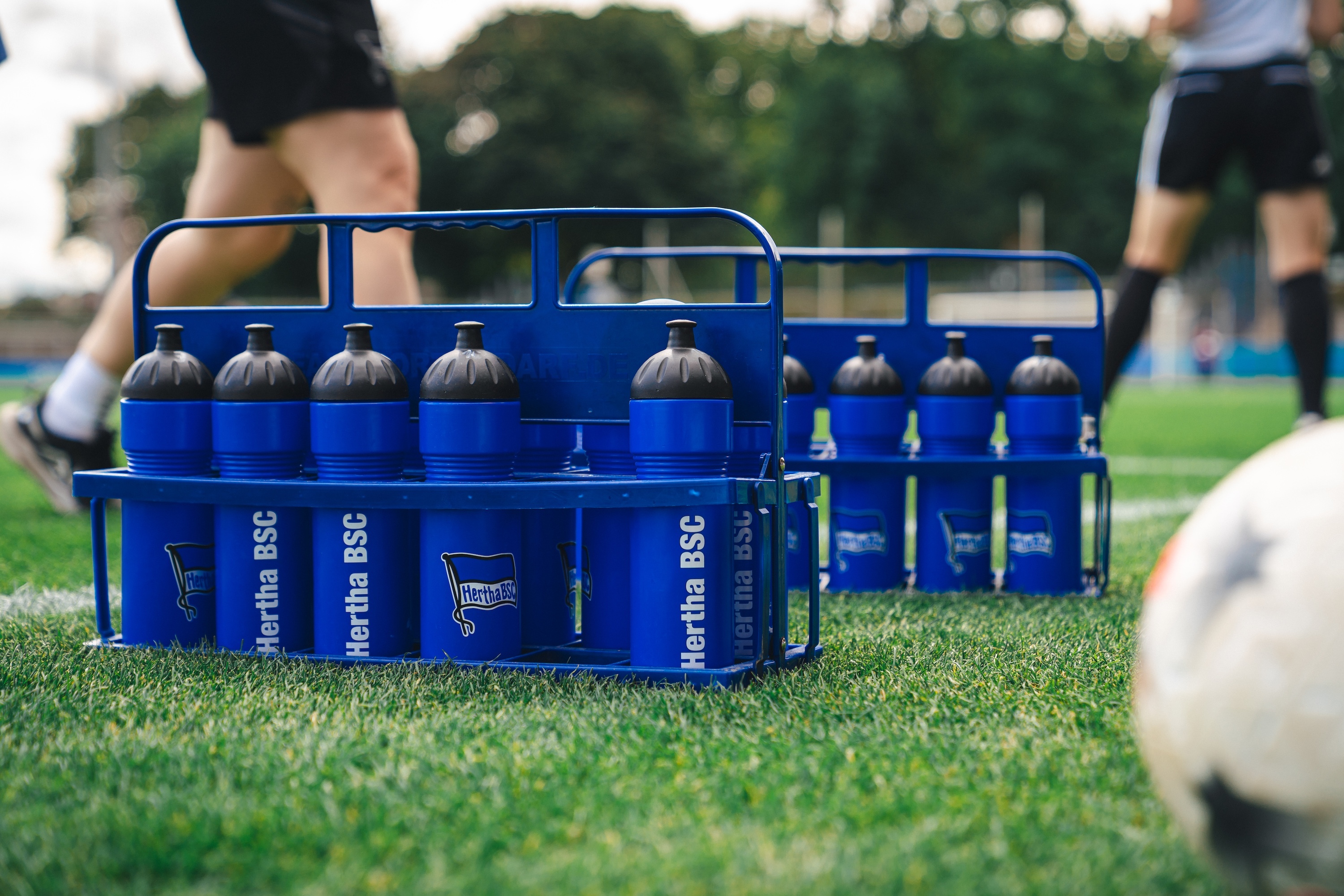 Hertha Trinkflaschen auf dem rasen des Amateurstadion.