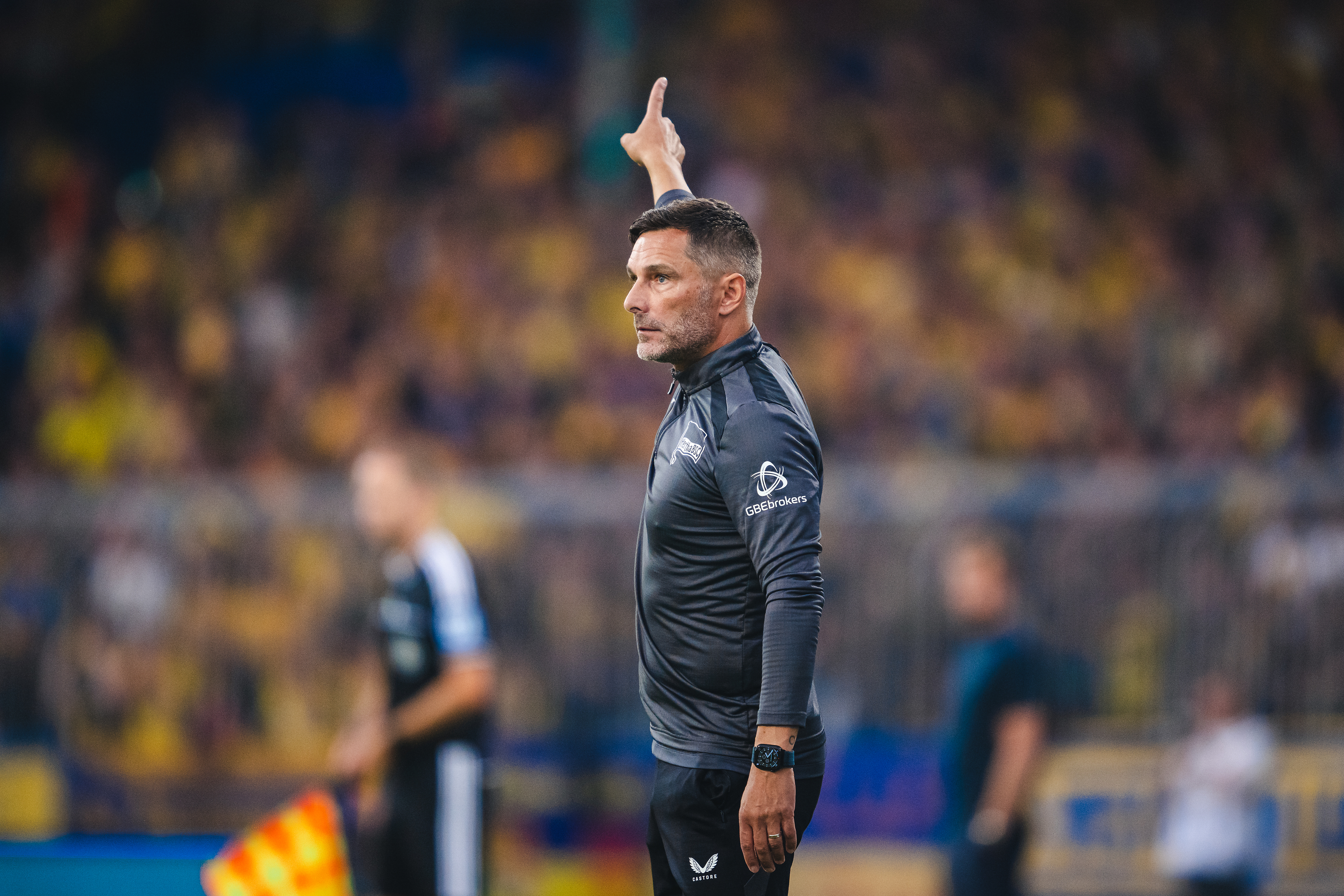 Stefan Leitl gibt Kommandos in Braunschweig.