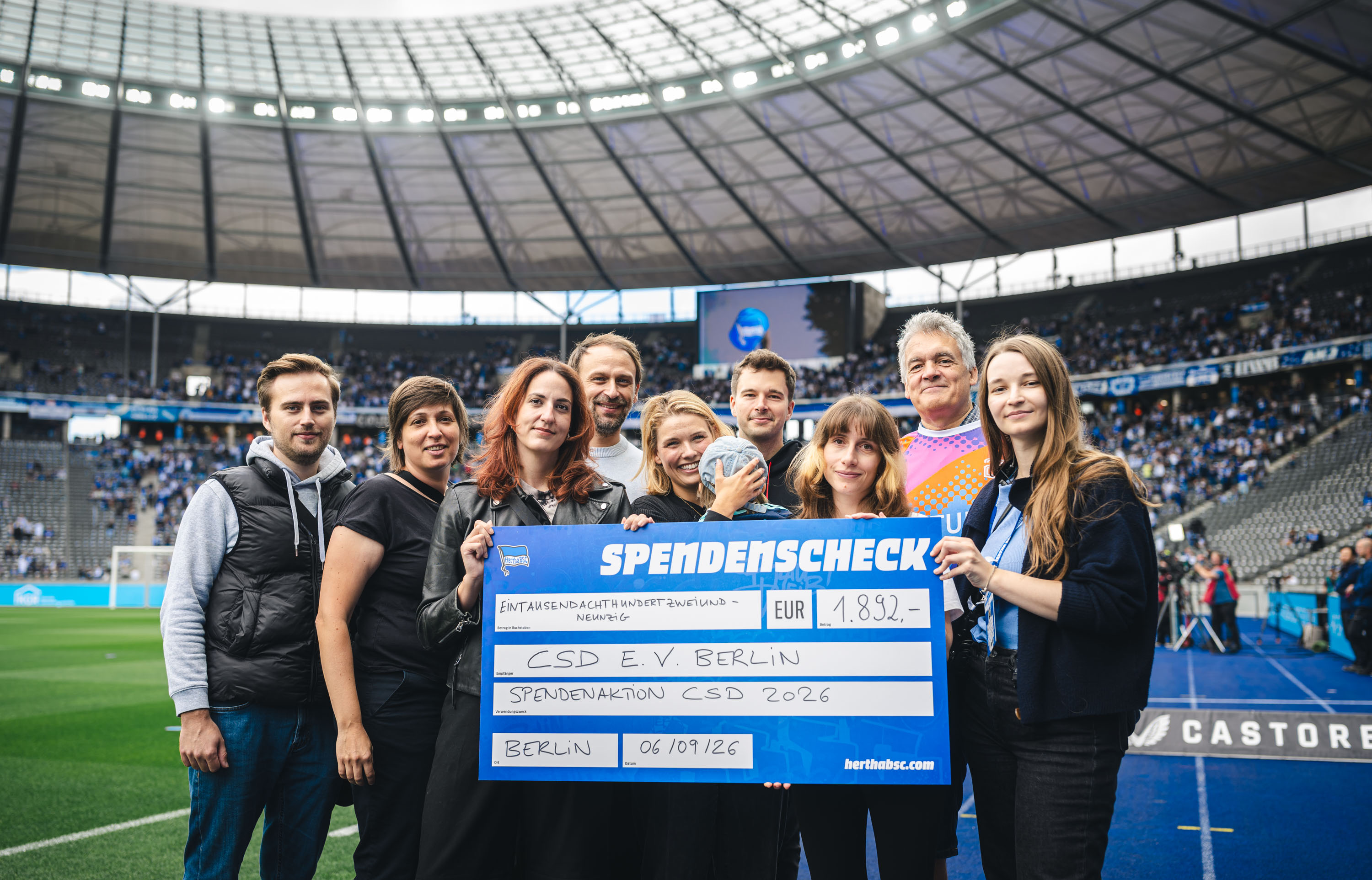 Die Scheckübergabe an Vertreterinnen und Vertreter des CSD Berlin e.V..