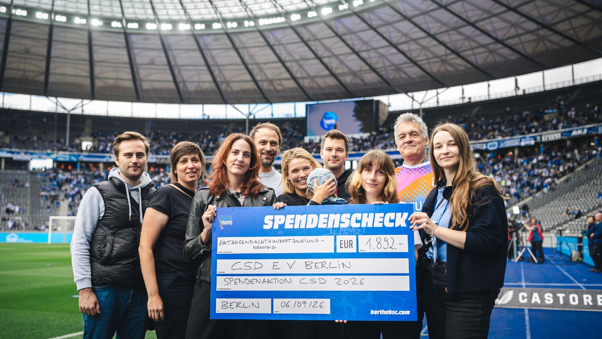 Die Scheckübergabe an Vertreterinnen und Vertreter des CSD Berlin e.V..