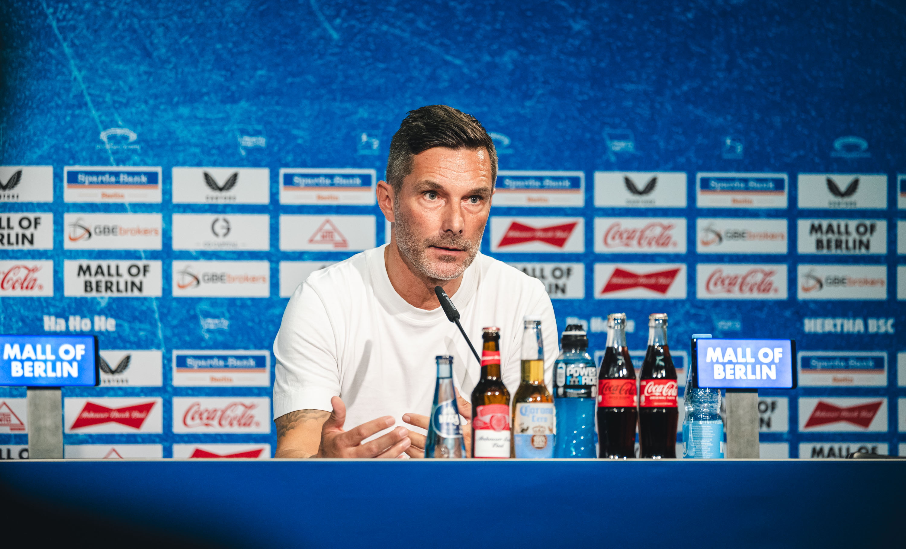 Stefan Leitl auf der Pressekonferenz nach dem Heimspiel gegen Magdeburg.
