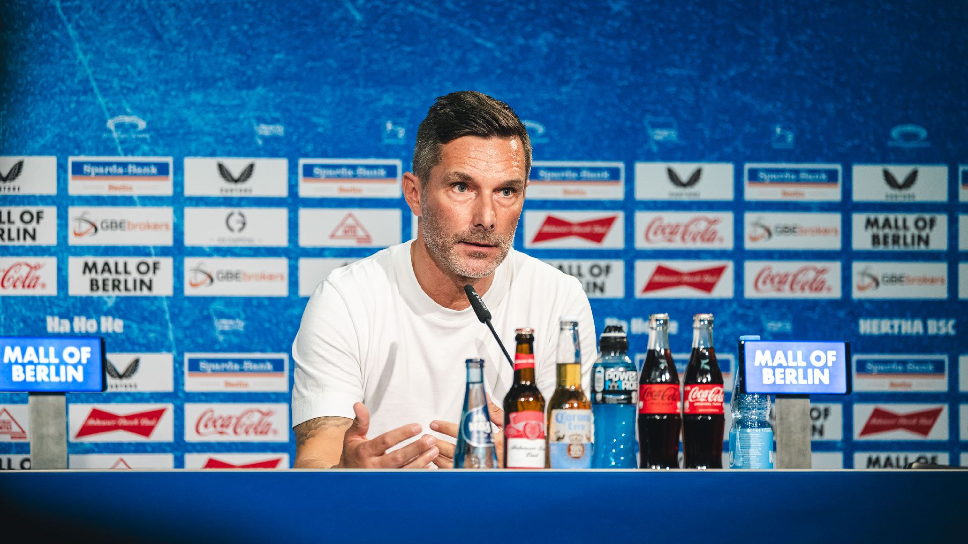 Stefan Leitl auf der Pressekonferenz nach dem Heimspiel gegen Magdeburg.