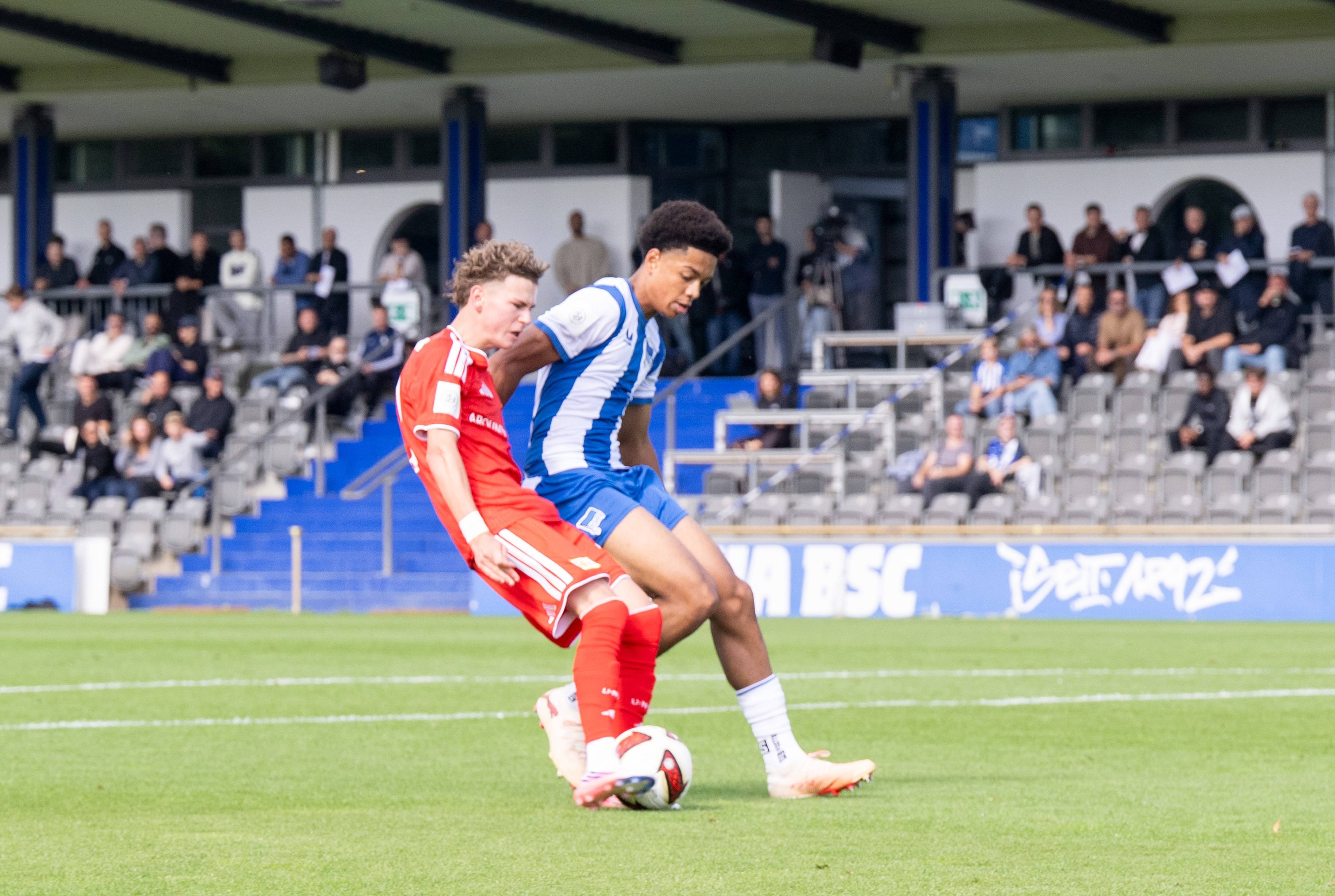 Jerome Diallo gegen Linus Güther im Zweikampf beim Duell der U19 mit dem 1.FC Union.