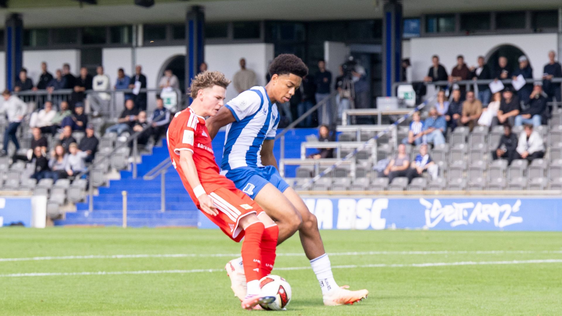 Jerome Diallo gegen Linus Güther im Zweikampf beim Duell der U19 mit dem 1.FC Union.