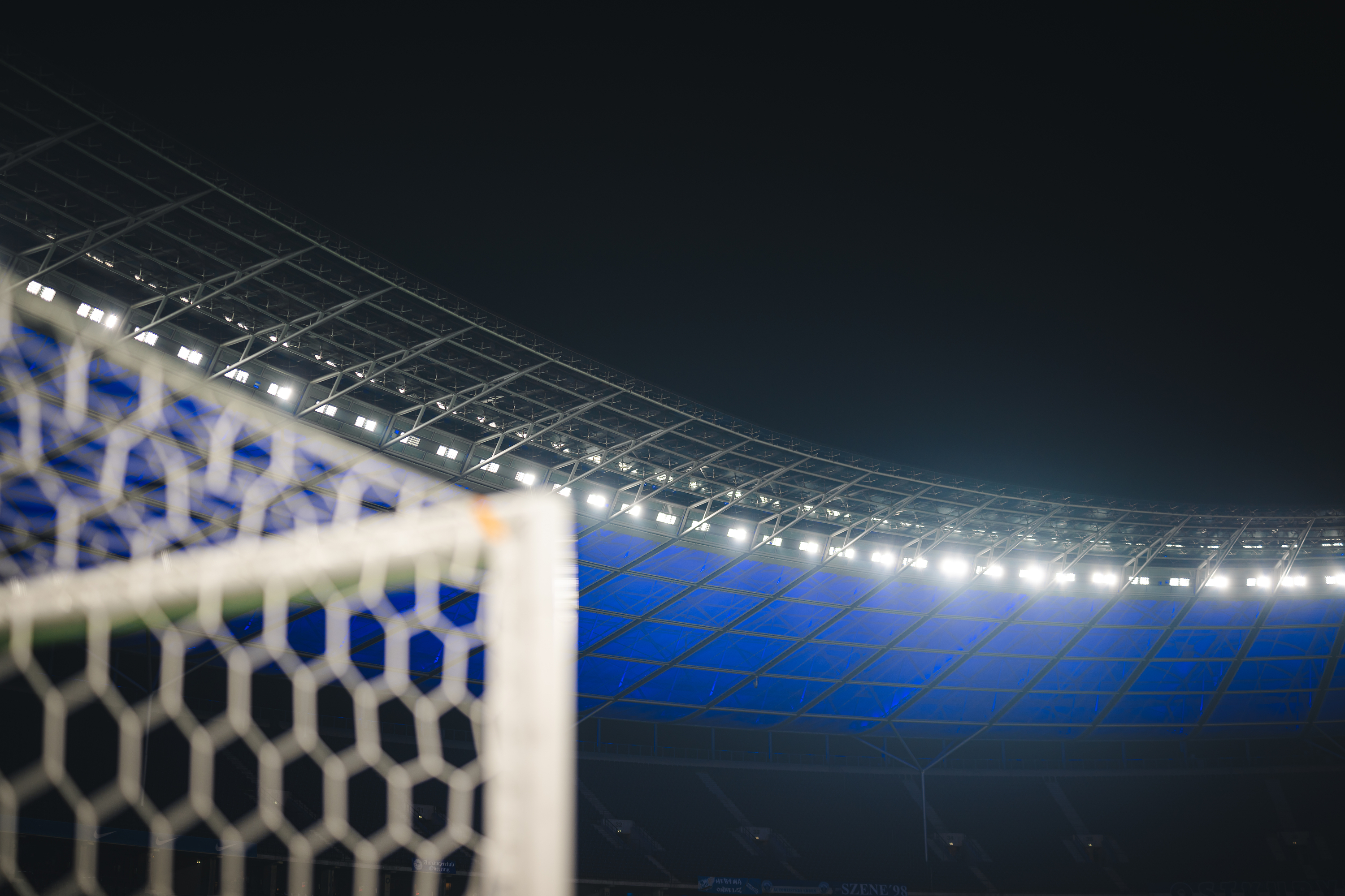 Ein Tor im Olympiastadion bei Flutlicht.