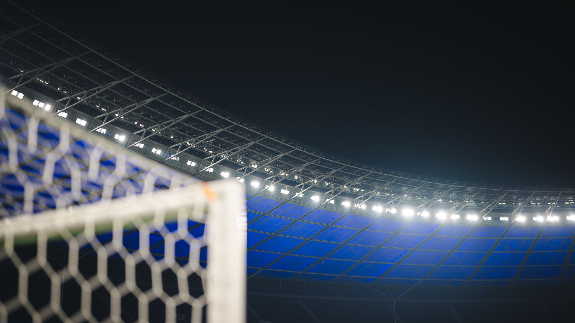 Ein Tor im Olympiastadion bei Flutlicht.