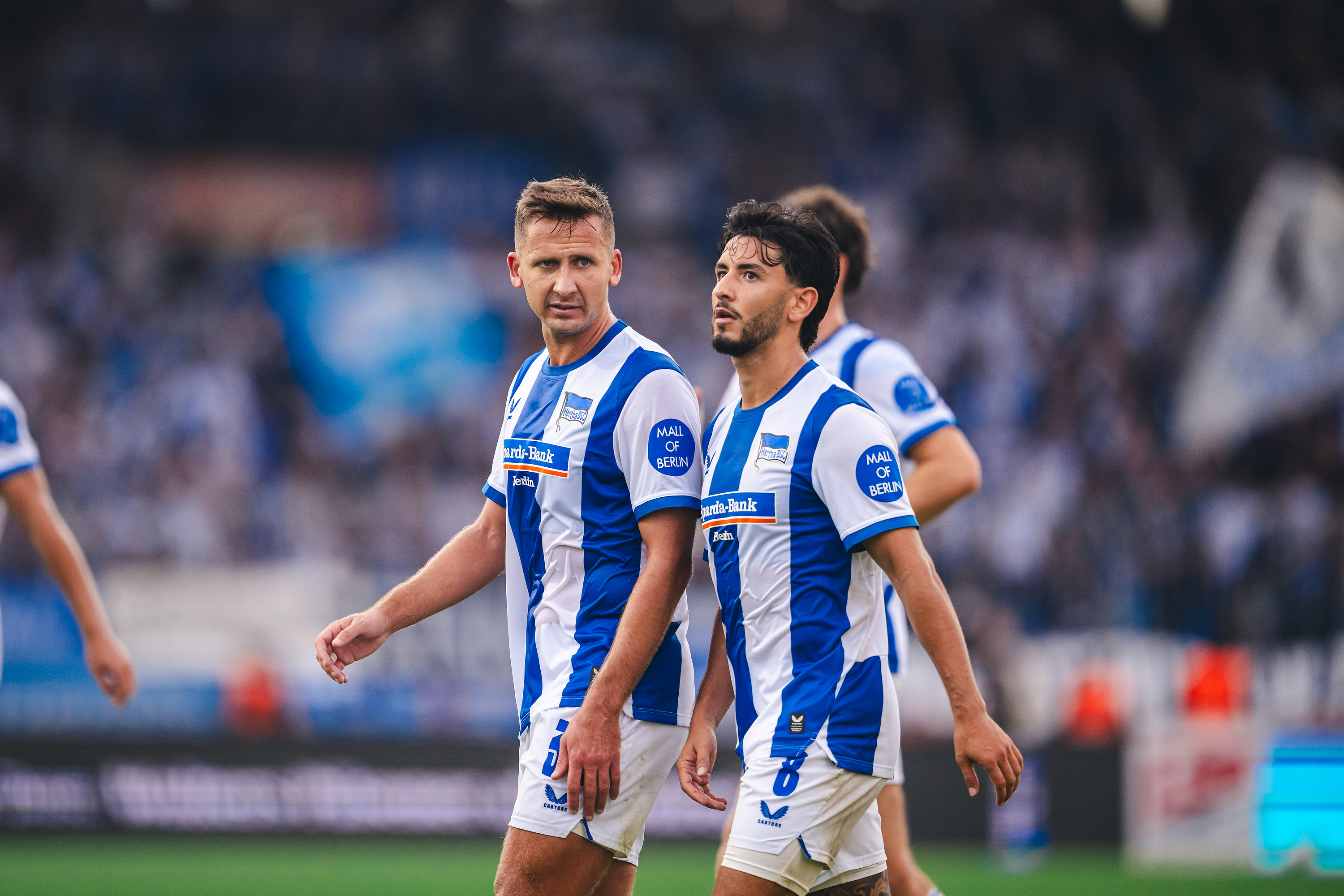 Paul Seguin und Kevin Sessa im Gespräch auf dem Spielfeld.