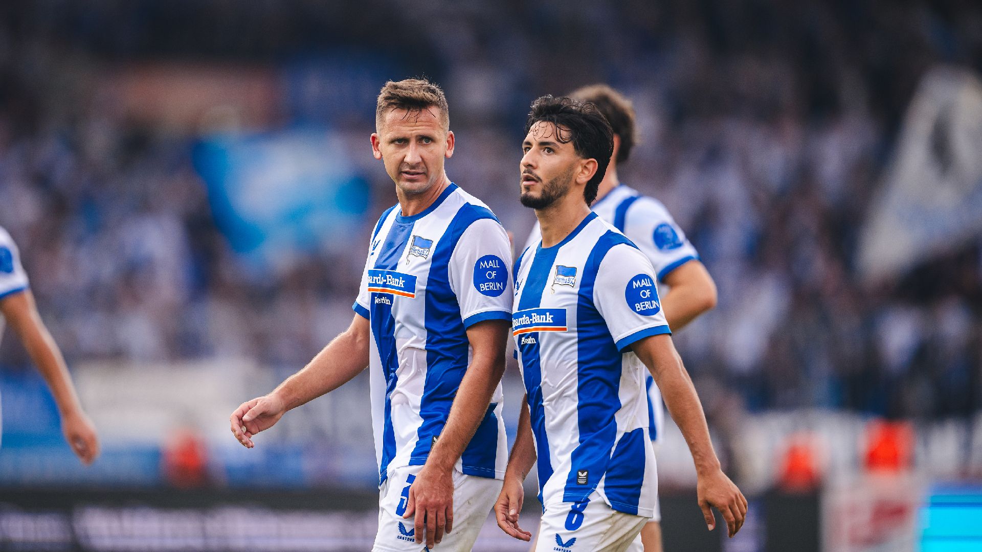 Paul Seguin und Kevin Sessa im Gespräch auf dem Spielfeld.