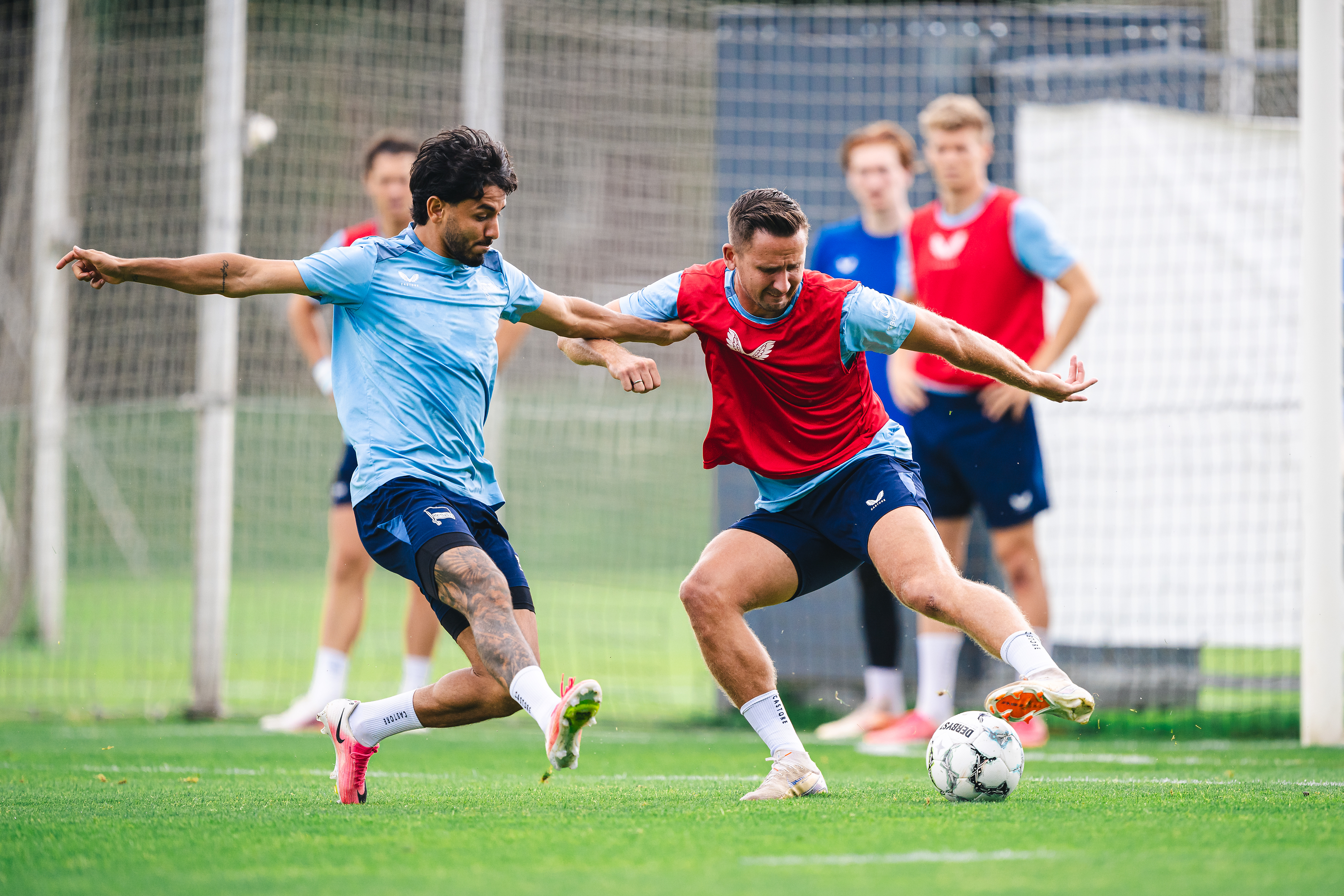 Kevin Sessa und Paul Seguin beim Training im Zweikampf.