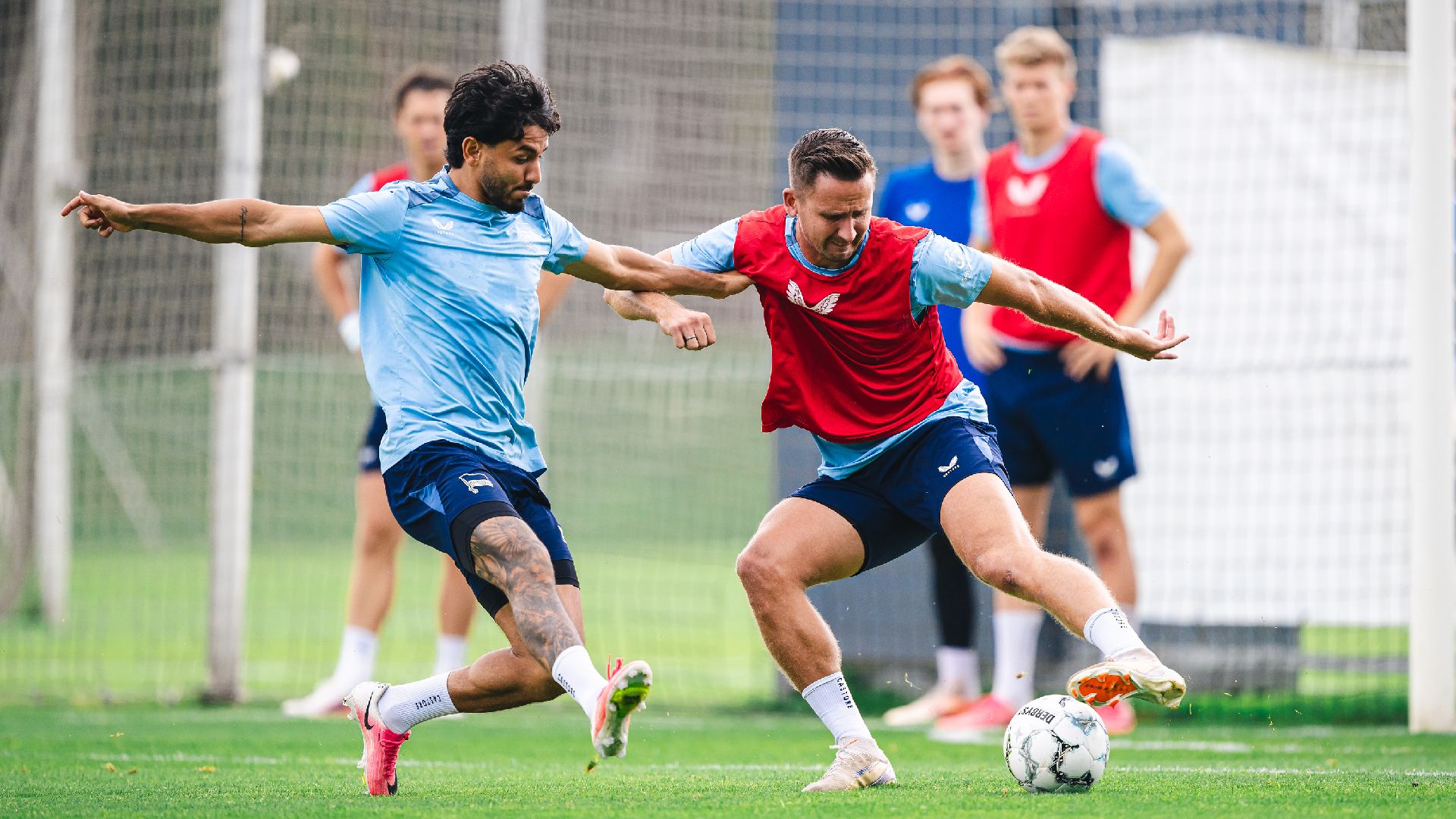 Kevin Sessa und Paul Seguin beim Training im Zweikampf.