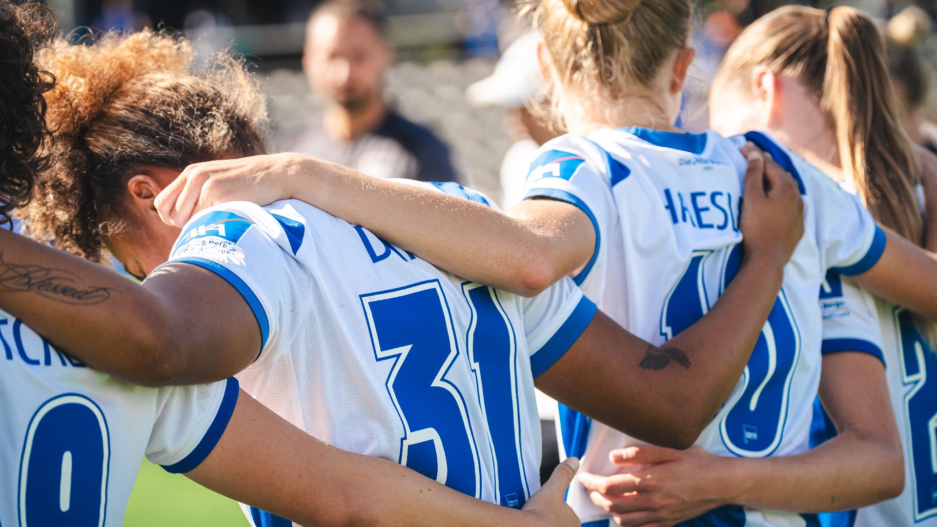Unsere Herthanerinnen umarmen sich beim Teamkreis.