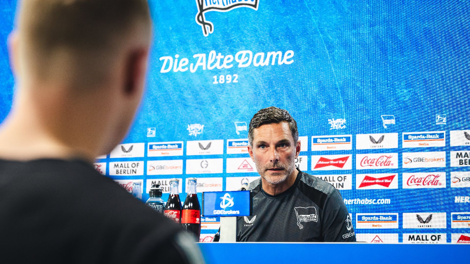 Stefan Leitl bei einer Pressekonferenz.