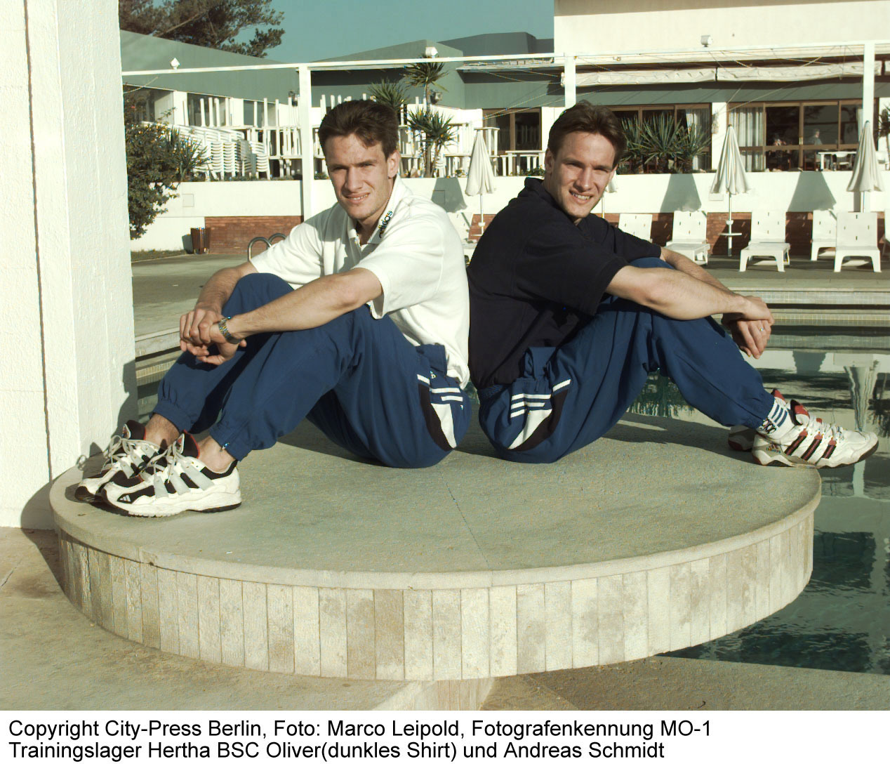 Die Zwillinge Andreas (helles T-shirt) und Oliver (schwarzes T-Shirt) Schmidt im Trainingslager während ihrer aktiven Karriere Ende der 90er Jahre.