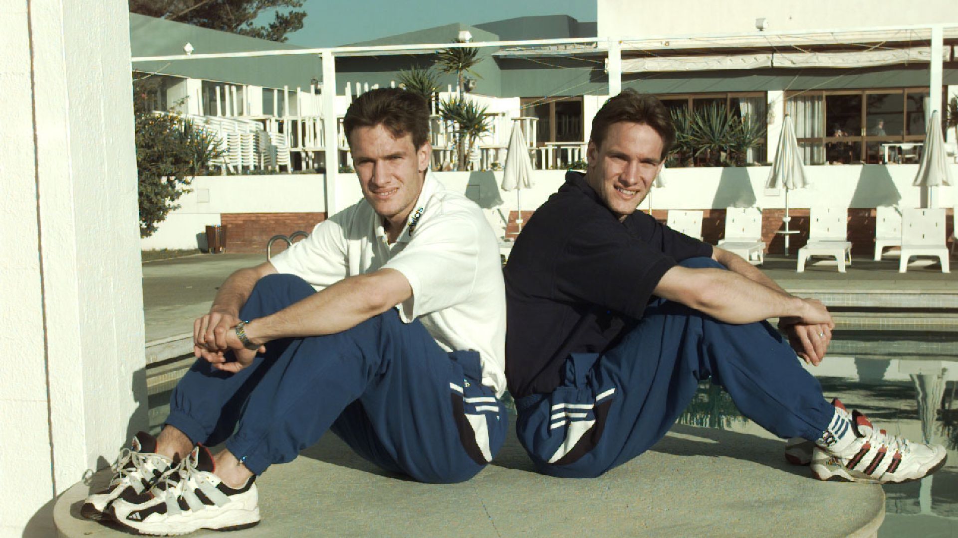 Die Zwillinge Andreas (helles T-shirt) und Oliver (schwarzes T-Shirt) Schmidt im Trainingslager während ihrer aktiven Karriere Ende der 90er Jahre.