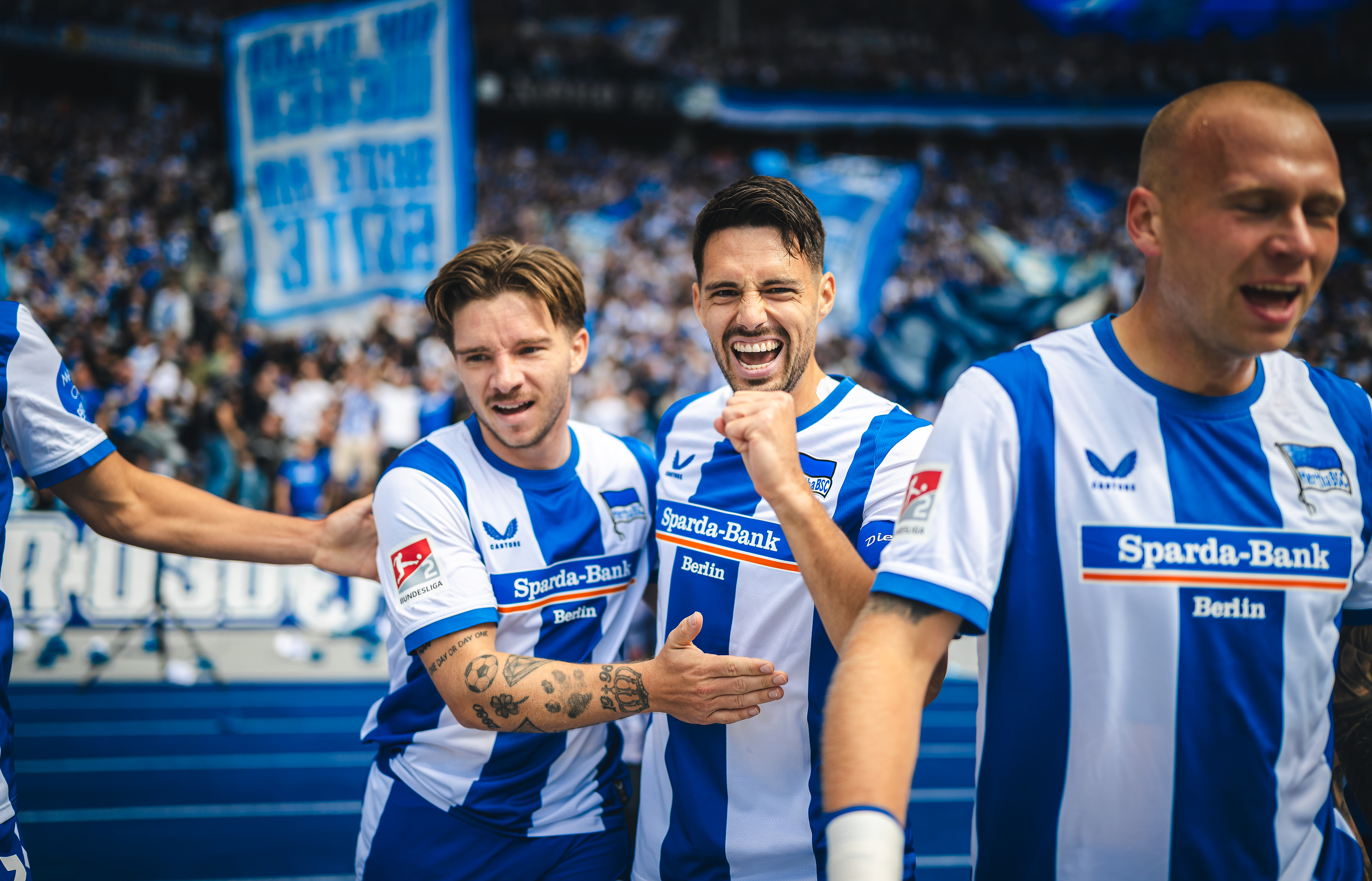 Mads Pedersen, Josip Brekalo und Jón Dagur Thorsteinsson bejubeln ein Tor.