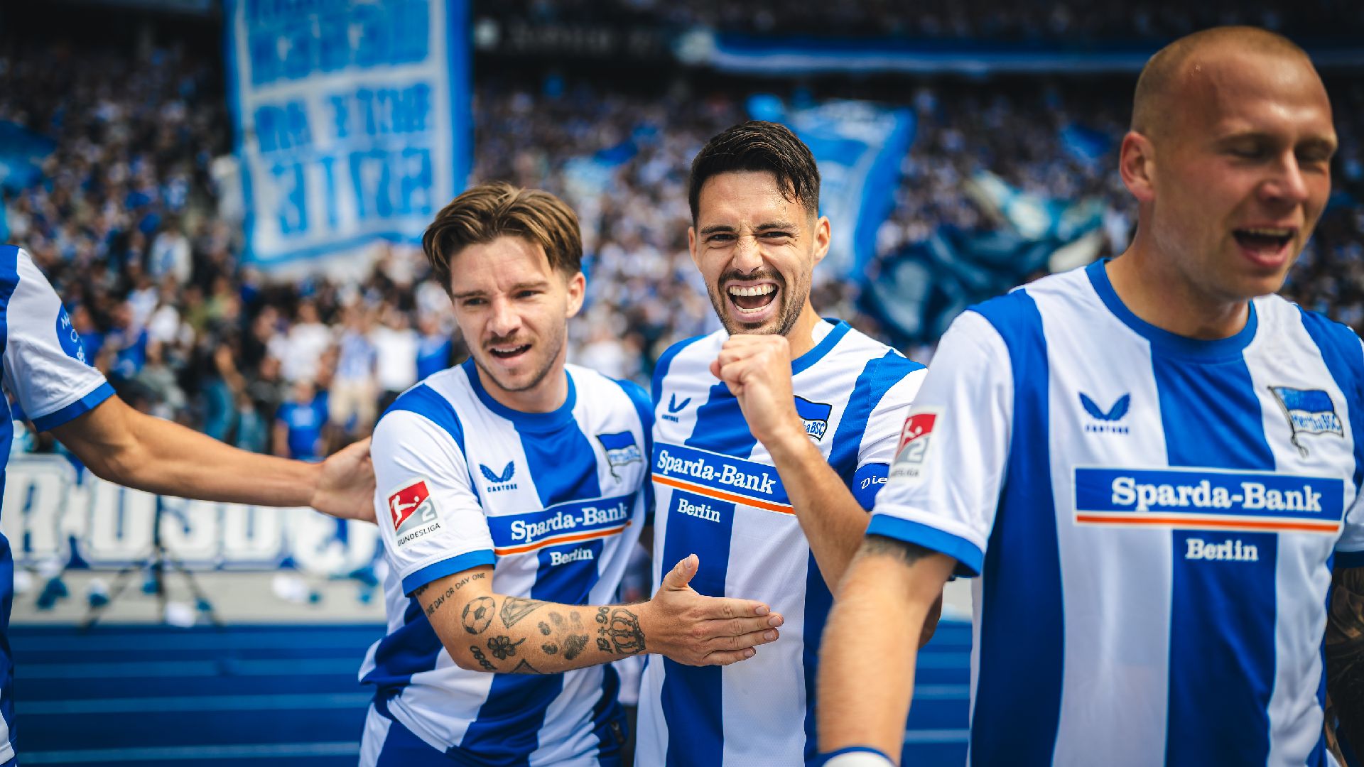 Mads Pedersen, Josip Brekalo und Jón Dagur Thorsteinsson bejubeln ein Tor.