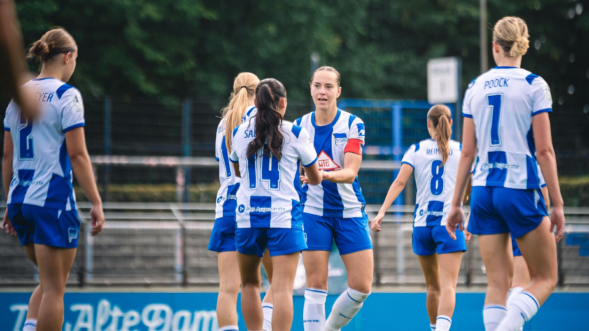 Unsere Frauen bejubeln einen Treffer.