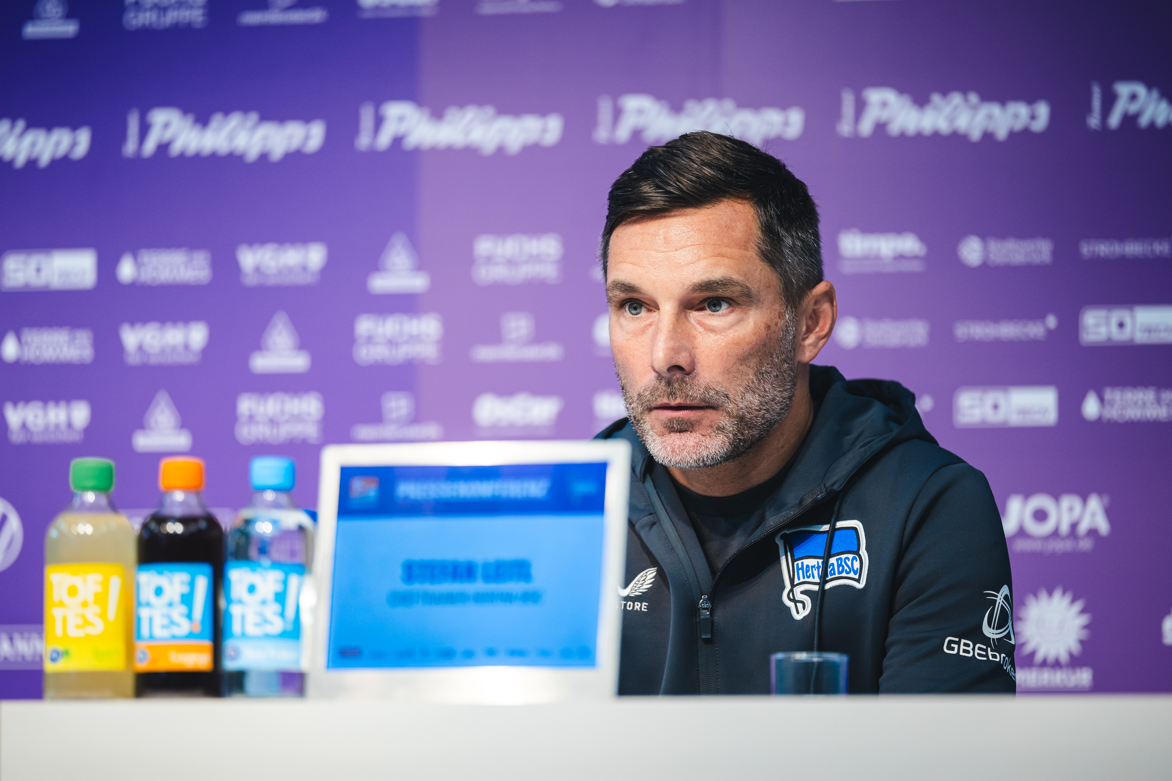 Stefan Leitl bei der Pressekonferenz in Osnabrück.
