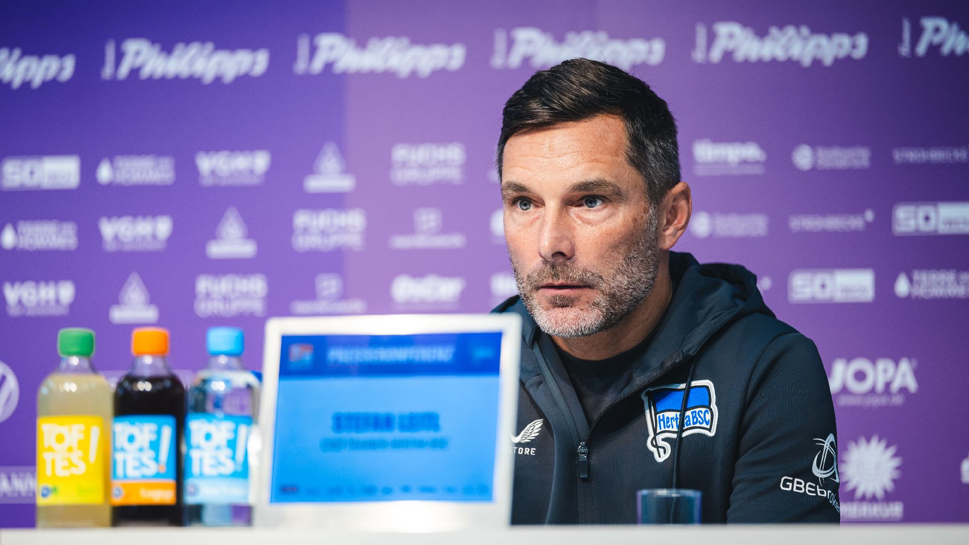 Stefan Leitl bei der Pressekonferenz in Osnabrück.