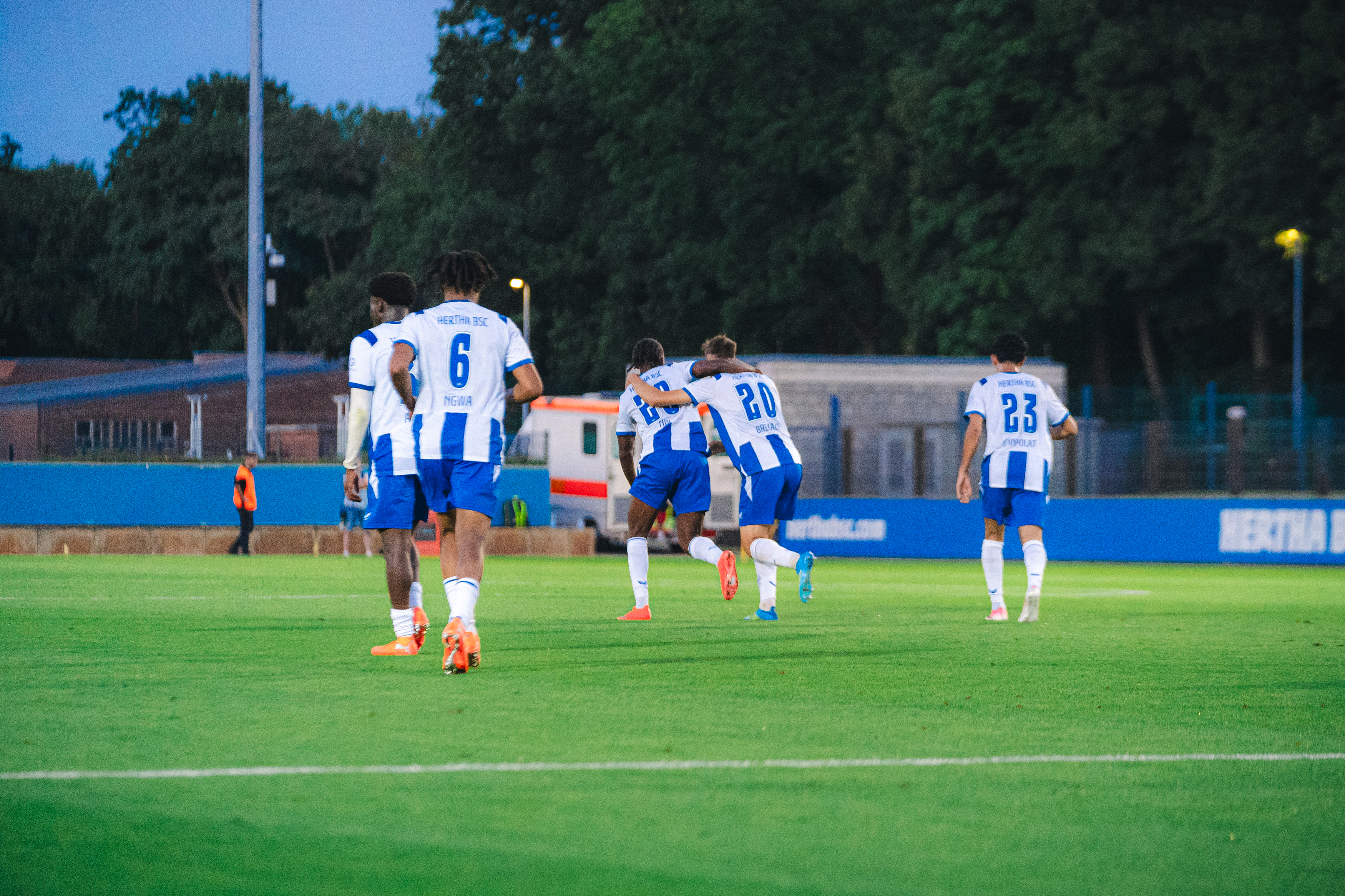 Unsere U23-Spieler bejubeln ein Tor im Stadion auf dem Wurfplatz/Amateurstadion.