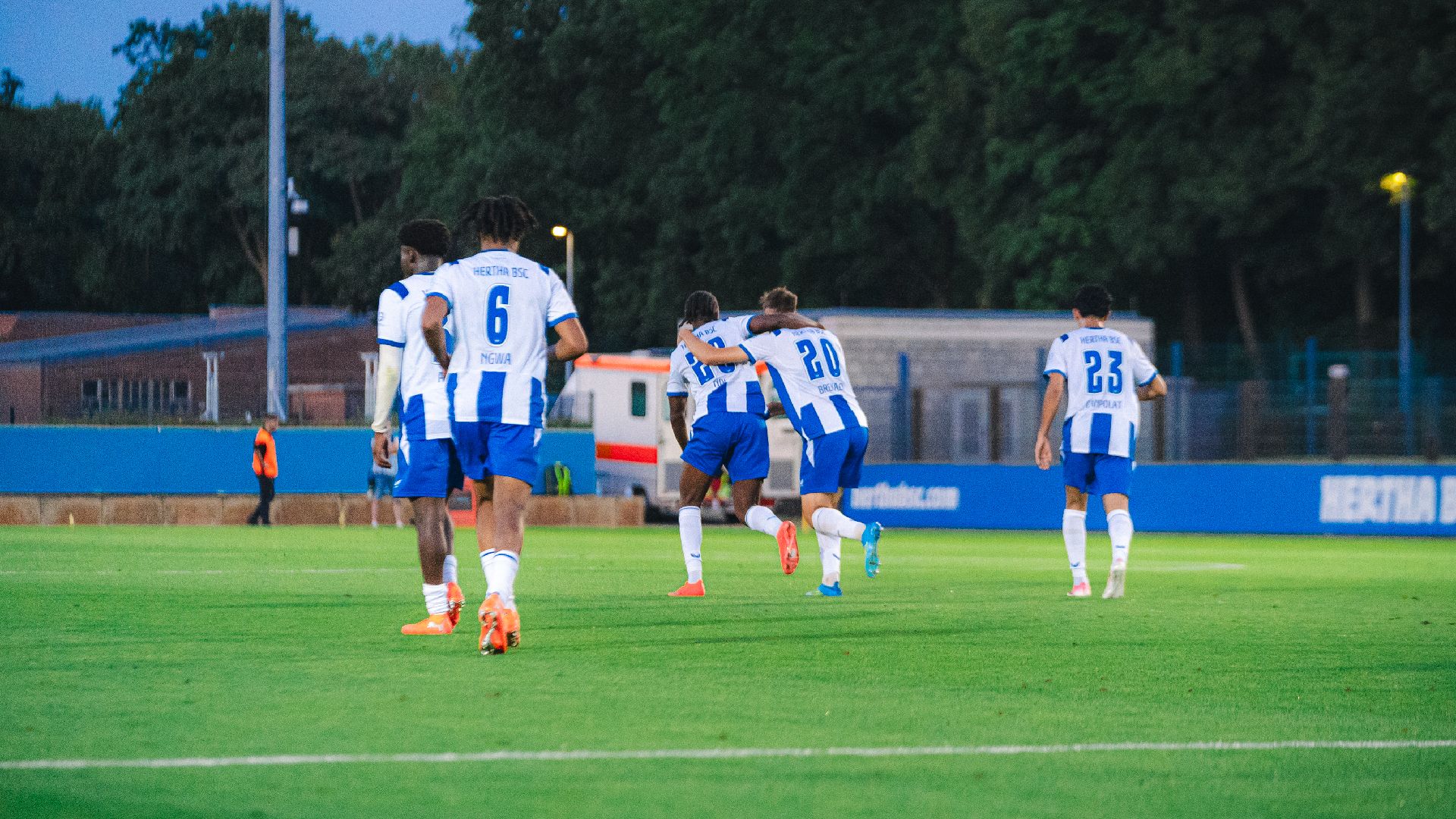 Unsere U23-Spieler bejubeln ein Tor im Stadion auf dem Wurfplatz/Amateurstadion.