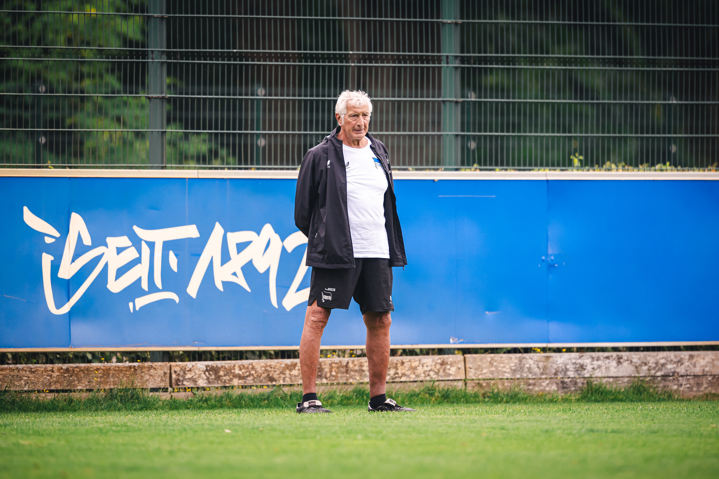 Nello di Martino steht am Trainingsplatz.