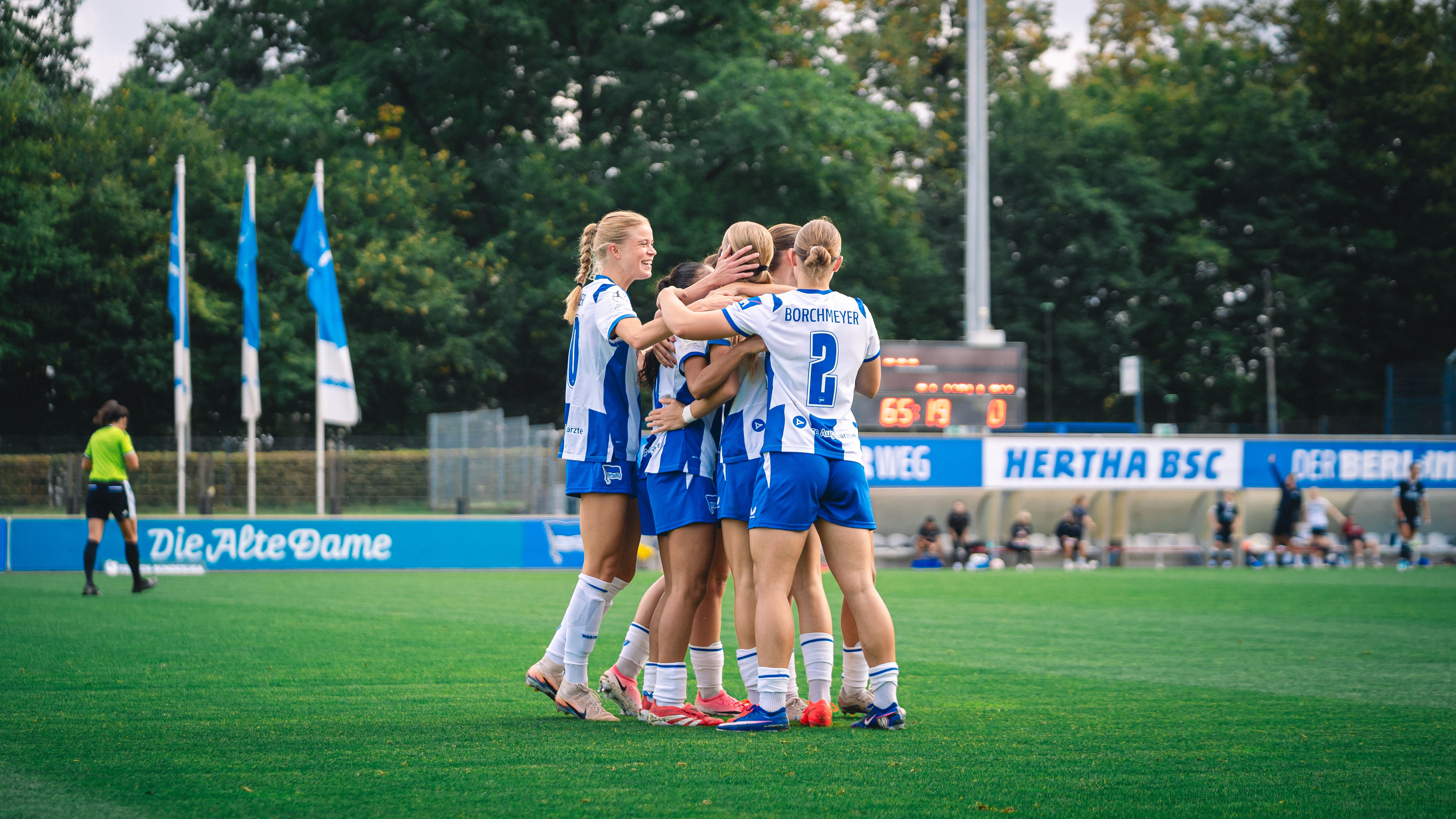 Unsere 1.Frauen bejubeln zusammen den Treffer gegen den SV Meppen.