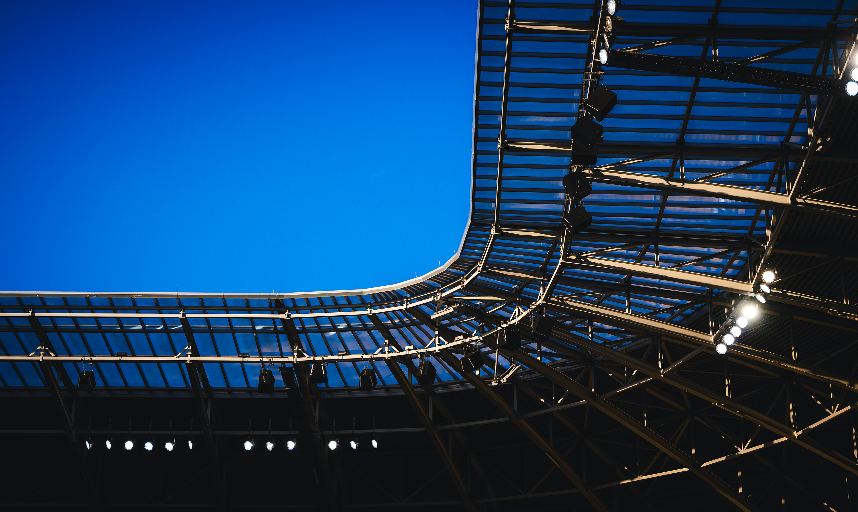 Ein Ausschnitt des Daches des Dresdner Rudolf-Harbig-Stadions.