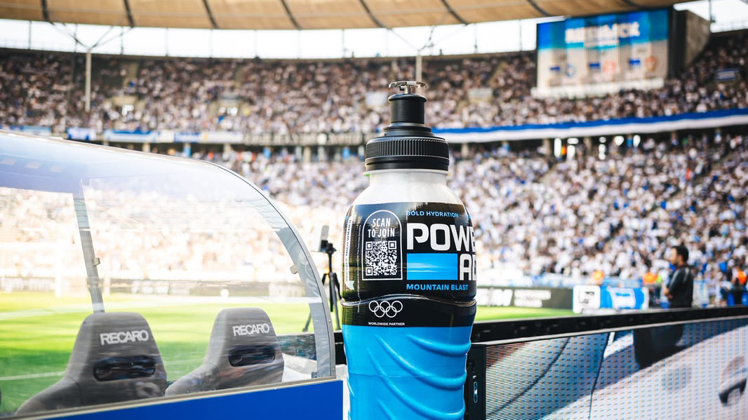 Eine Powerade-Flasche im Olympiastadion.