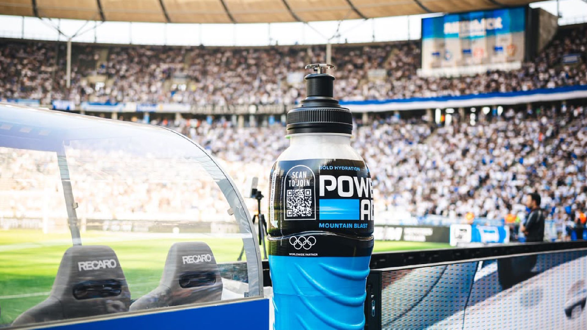 Eine Powerade-Flasche im Olympiastadion.