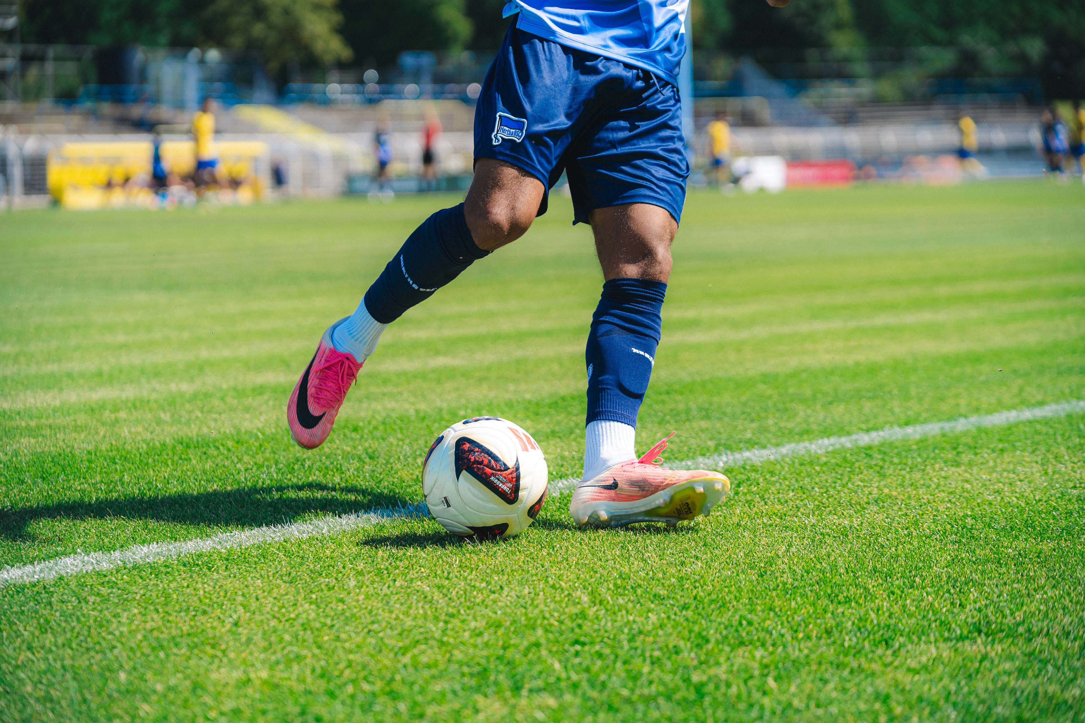 Ein Spieler von Hertha BSC am Ball, Symbolbild.