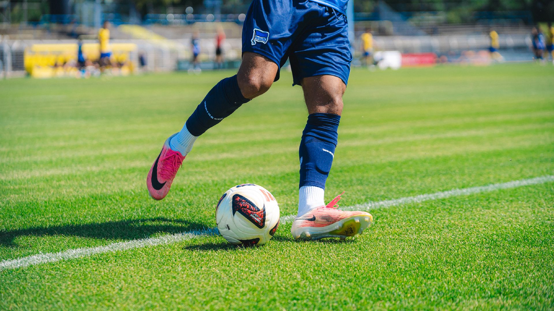 Symbolbild ein Herthaner mit dem Fuß am Ball.