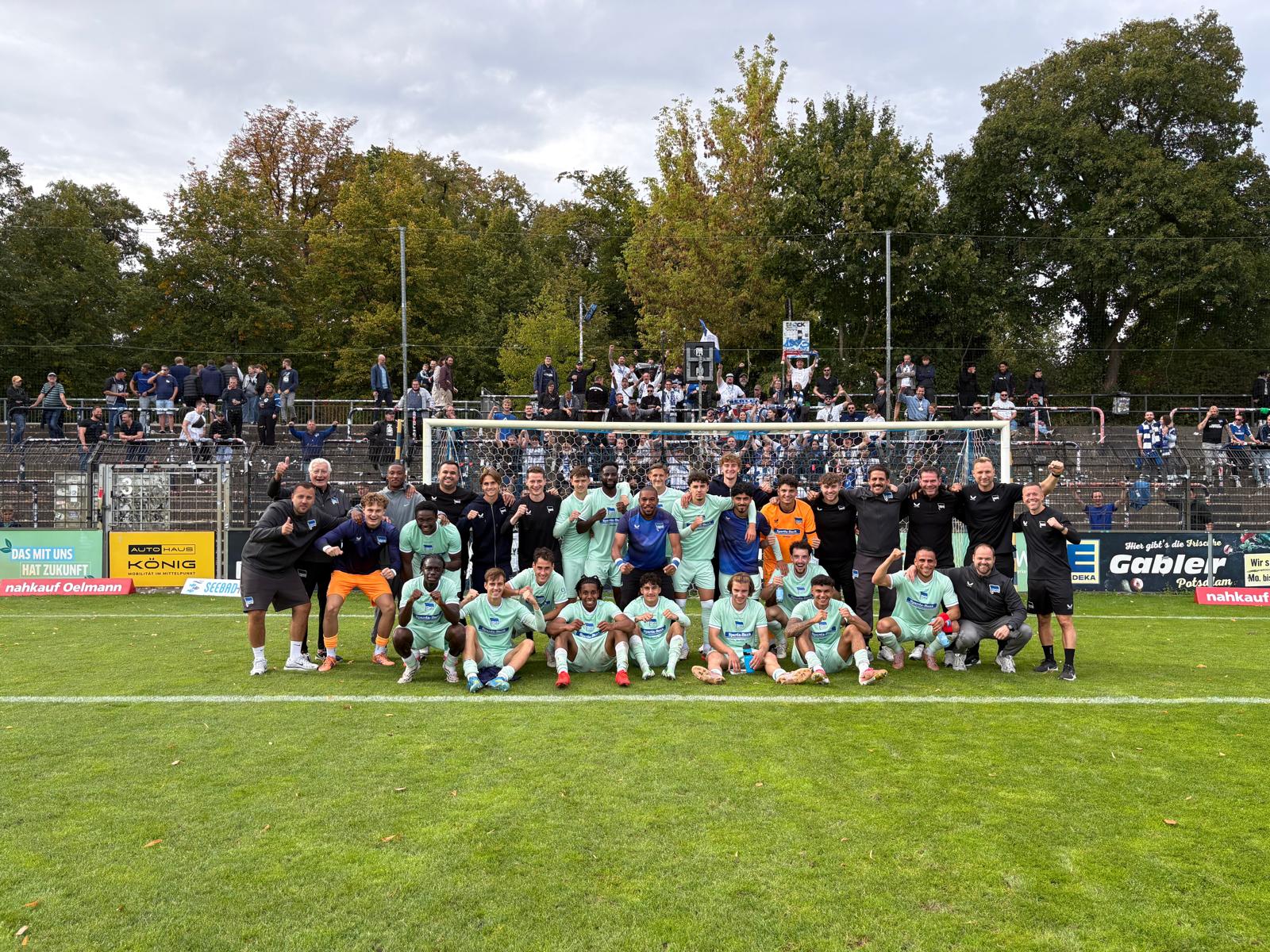 Unsere U23 bejubelt den Sieg in Babelsberg.