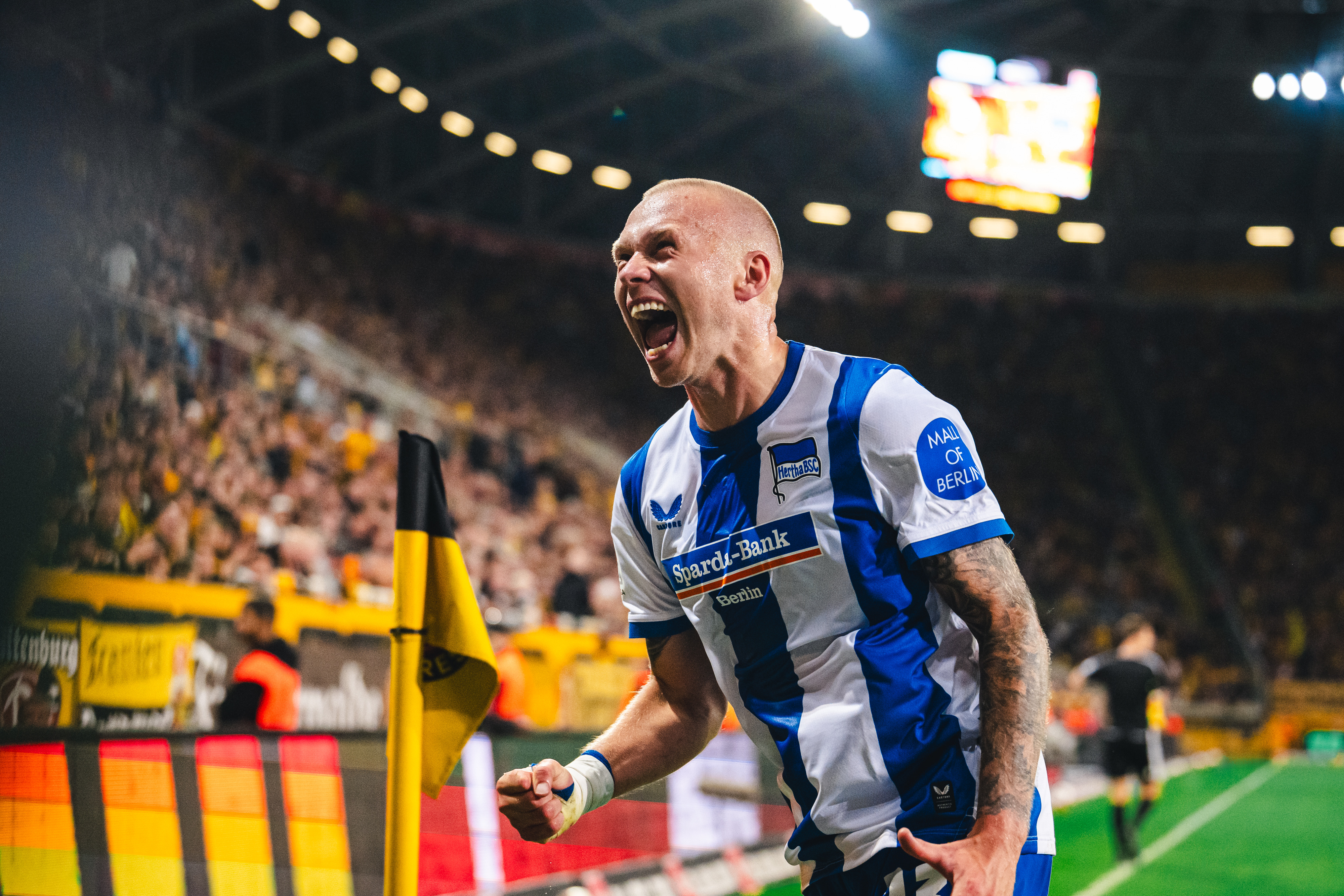 Jón Dagur Thorsteinsson beim Jubelschrei zum 2:1.