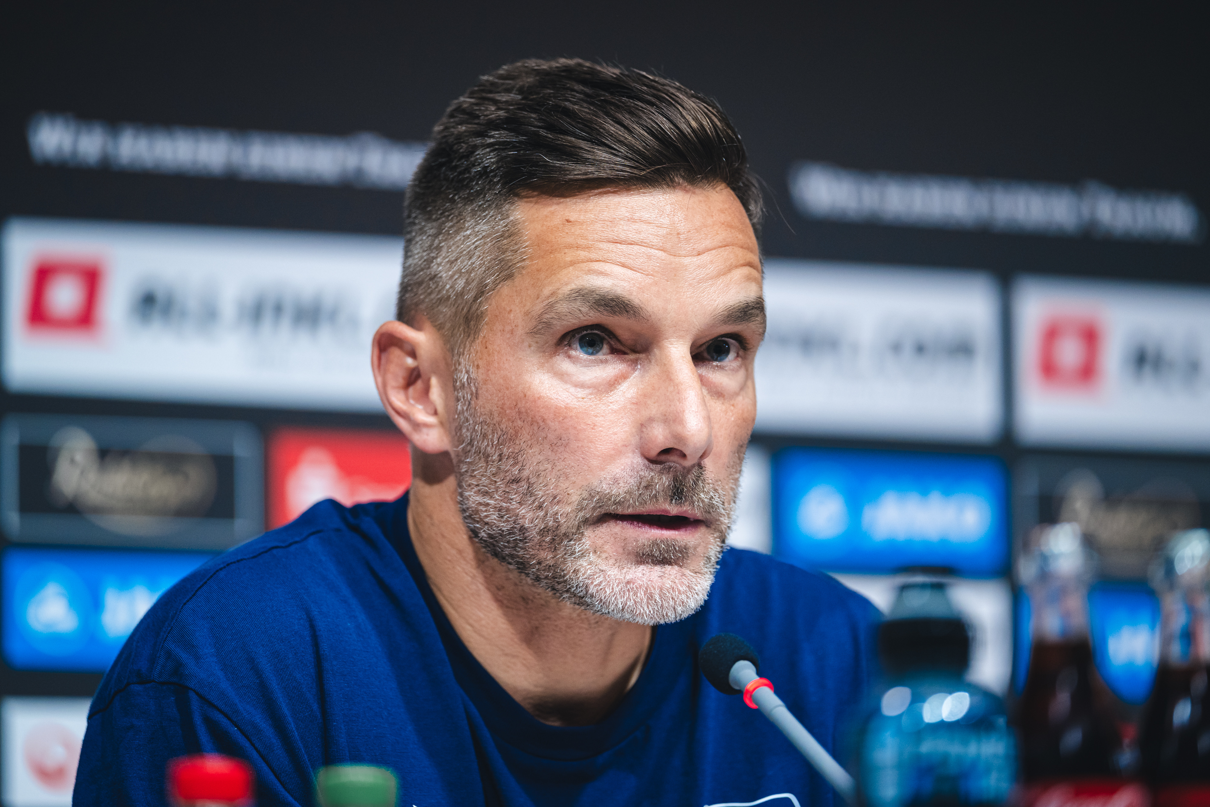Stefan Leitl bei der Pressekonferenz in Dresden.