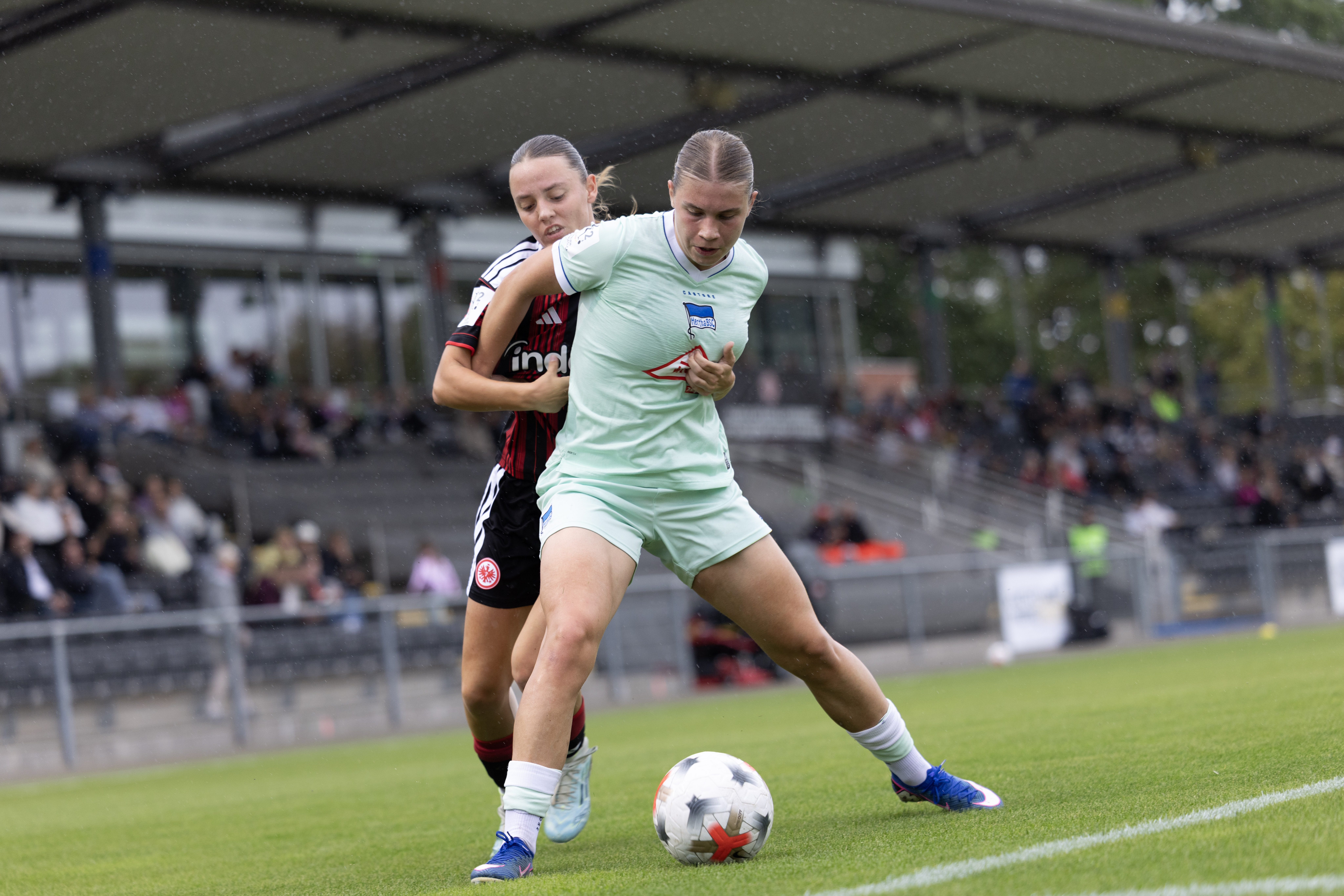 Ronja Borchmeyer im Zweikampf mit einer Frankfurterin.