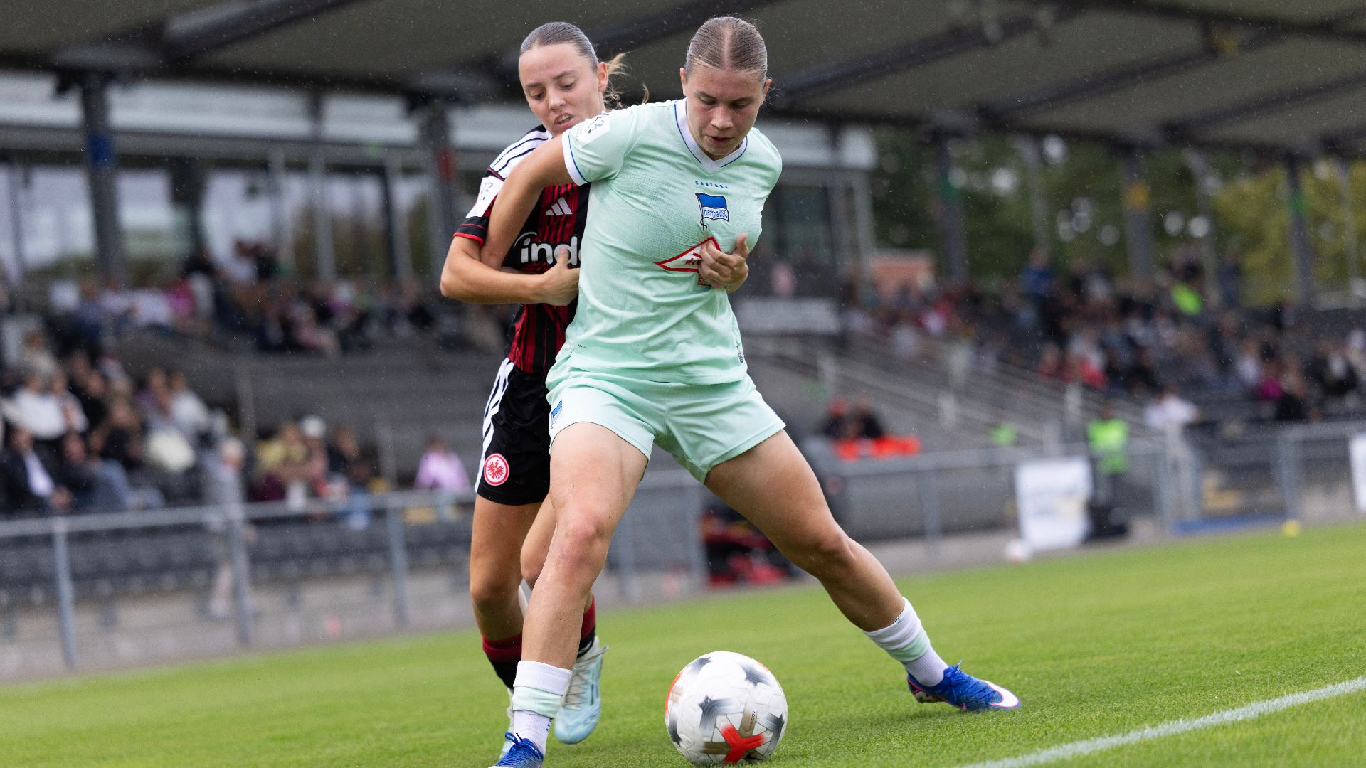 Ronja Borchmeyer im Zweikampf mit einer Frankfurterin.