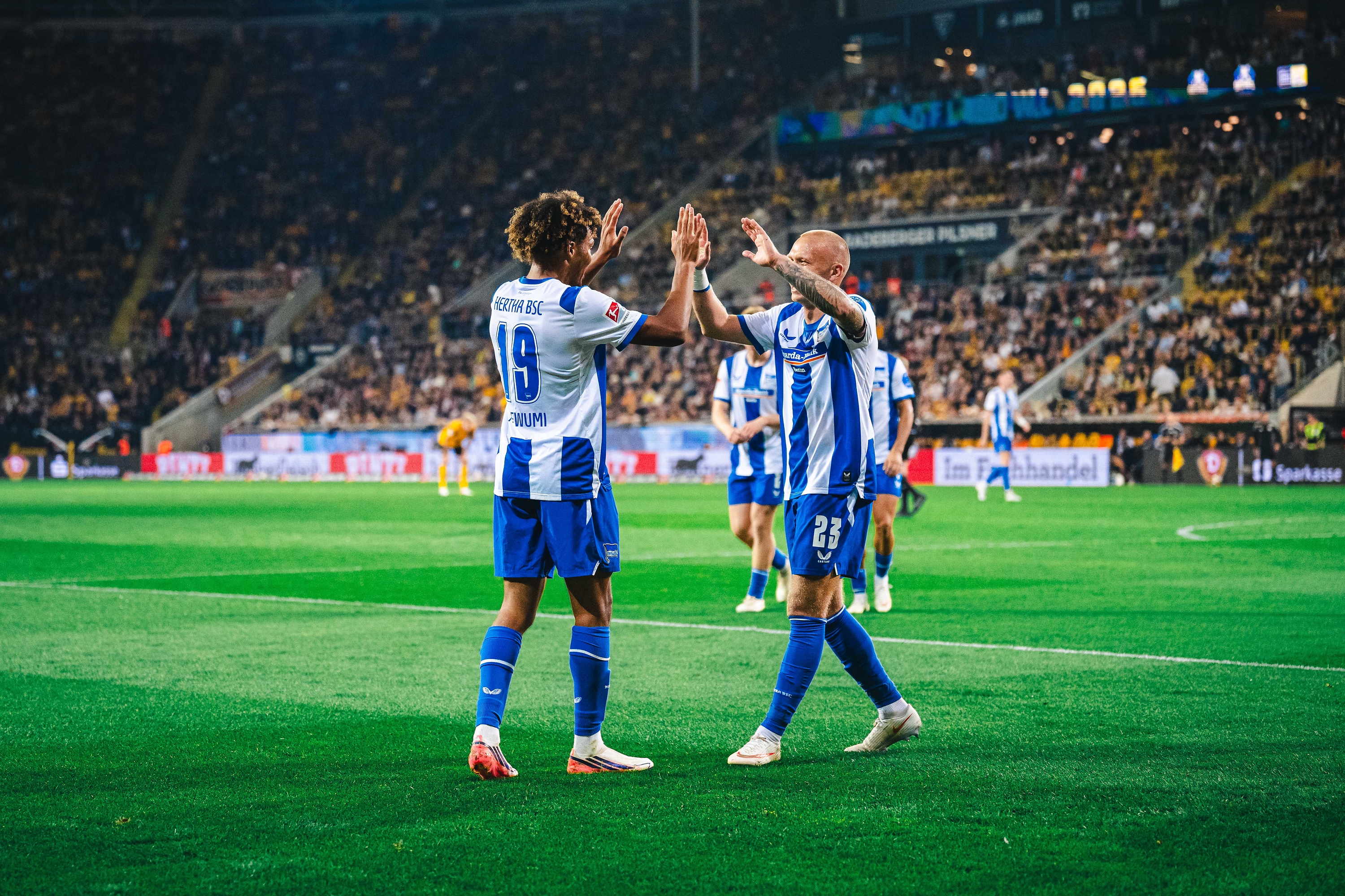 Seun Adewumi und Jón Dagur Thorsteinsson klatschen ab.