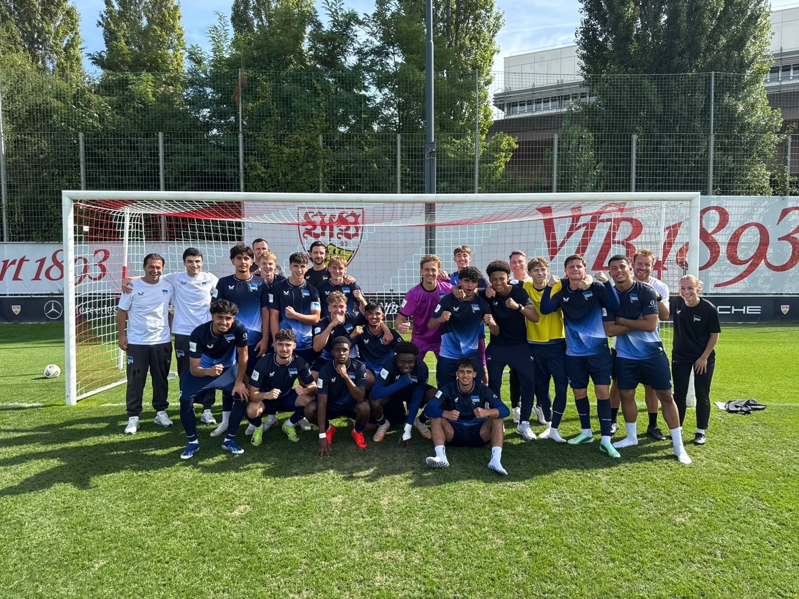 Das Siegerfoto unserer U19 nach dem Weiterkommen in Stuttgart.