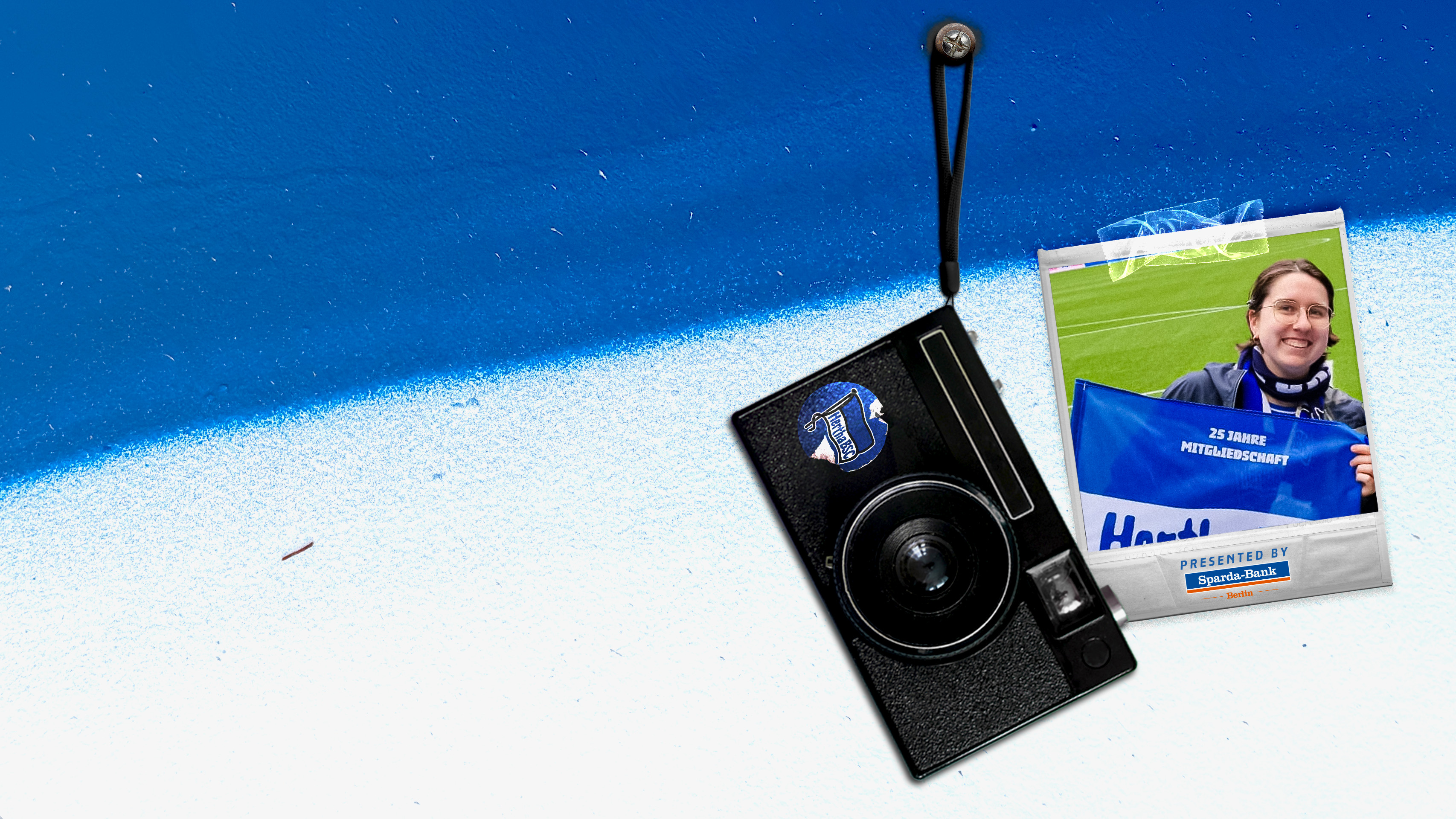 Rebekka Kroenert am Spielfeldrand mit einer Hertha Fahne mit der Aufschrift 25 Jahre Mitgliedschaft.