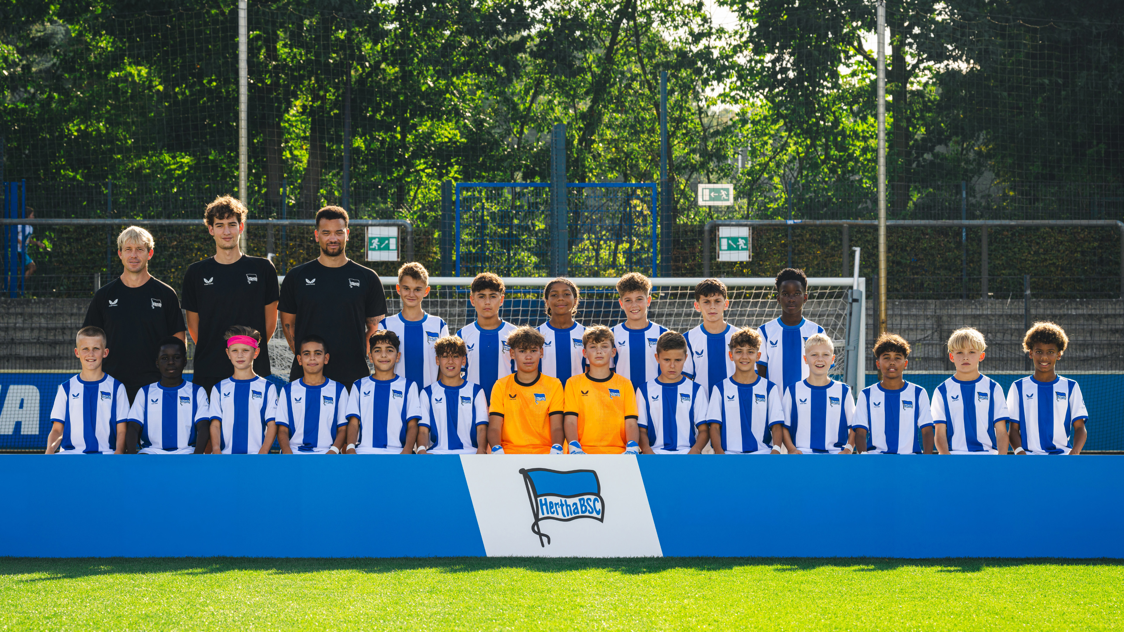 Die blau-weiße U12.