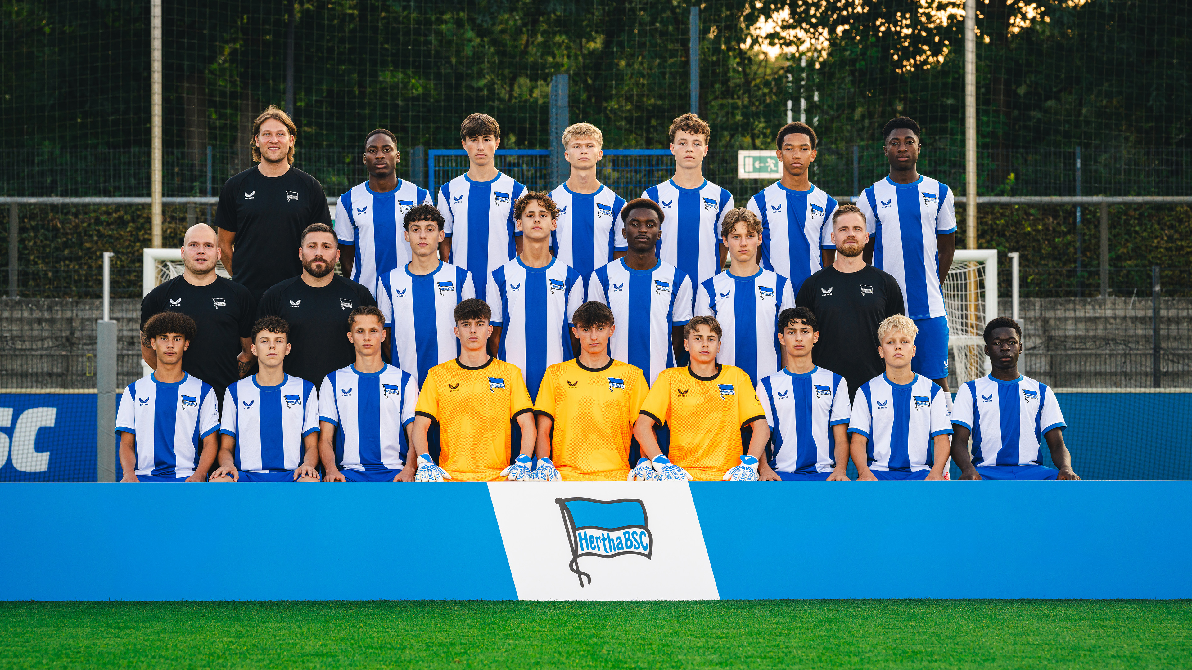 Die blau-weiße U16.