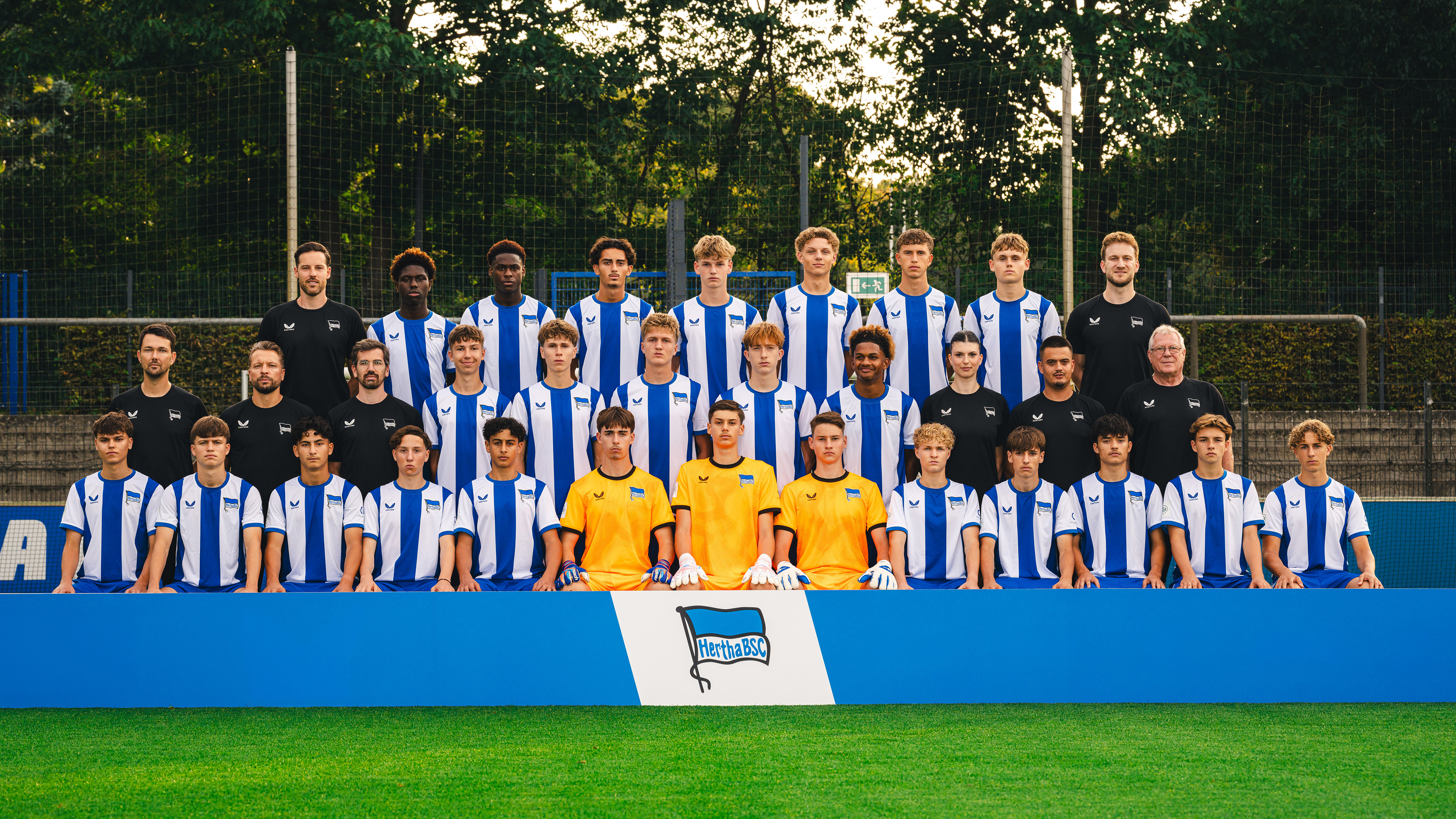 Die blau-weiße U17.