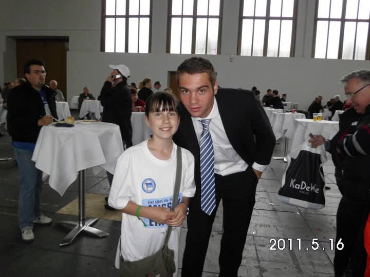 Rebekka als Kind mit ihrem damaligen Lieblingsspieler Pierre-Michel Lasogga.