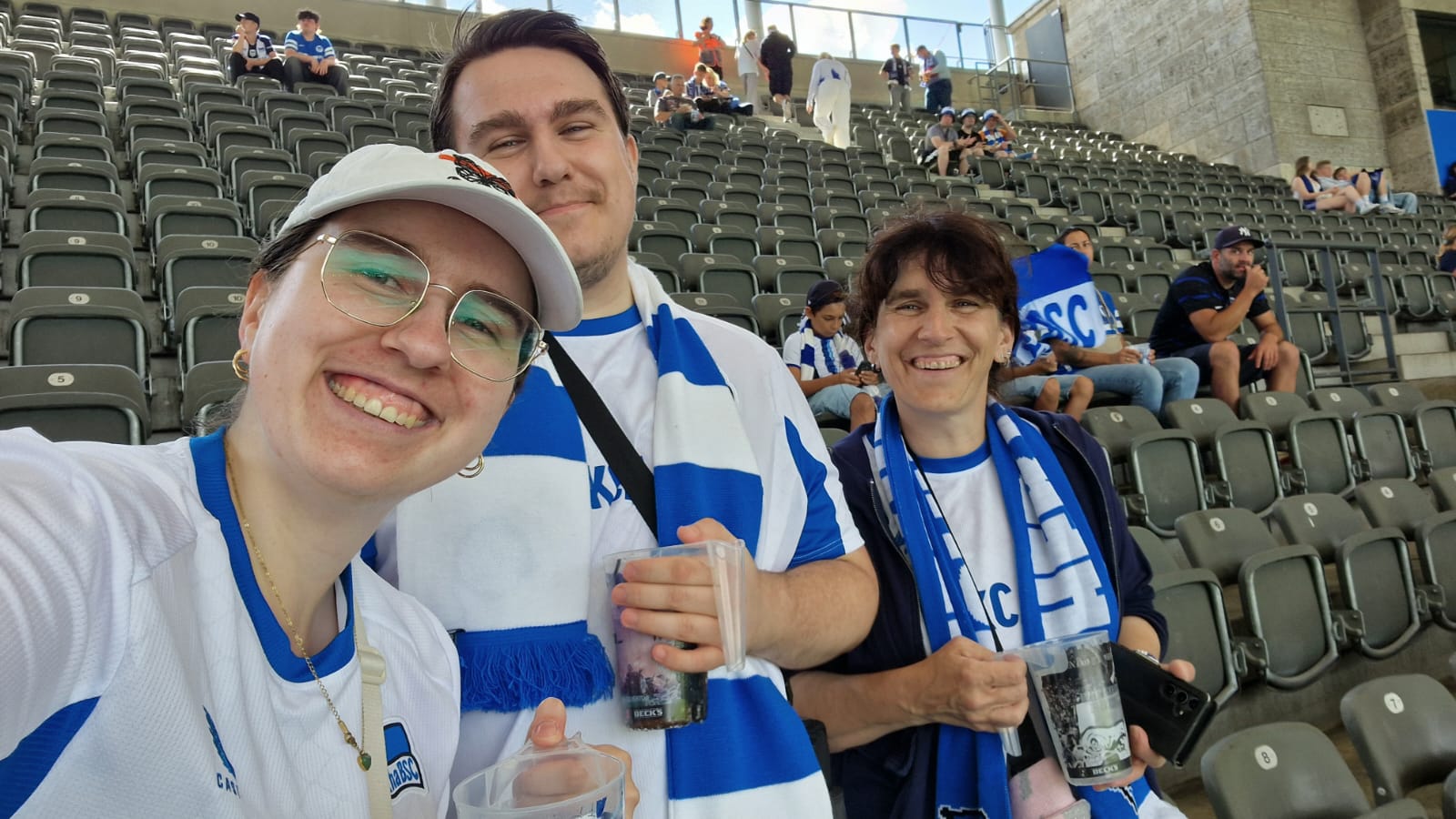 Rebekka mit ihrem Bruder und ihrer Mutter auf ihrem Stammplatz im Olympiastadion.