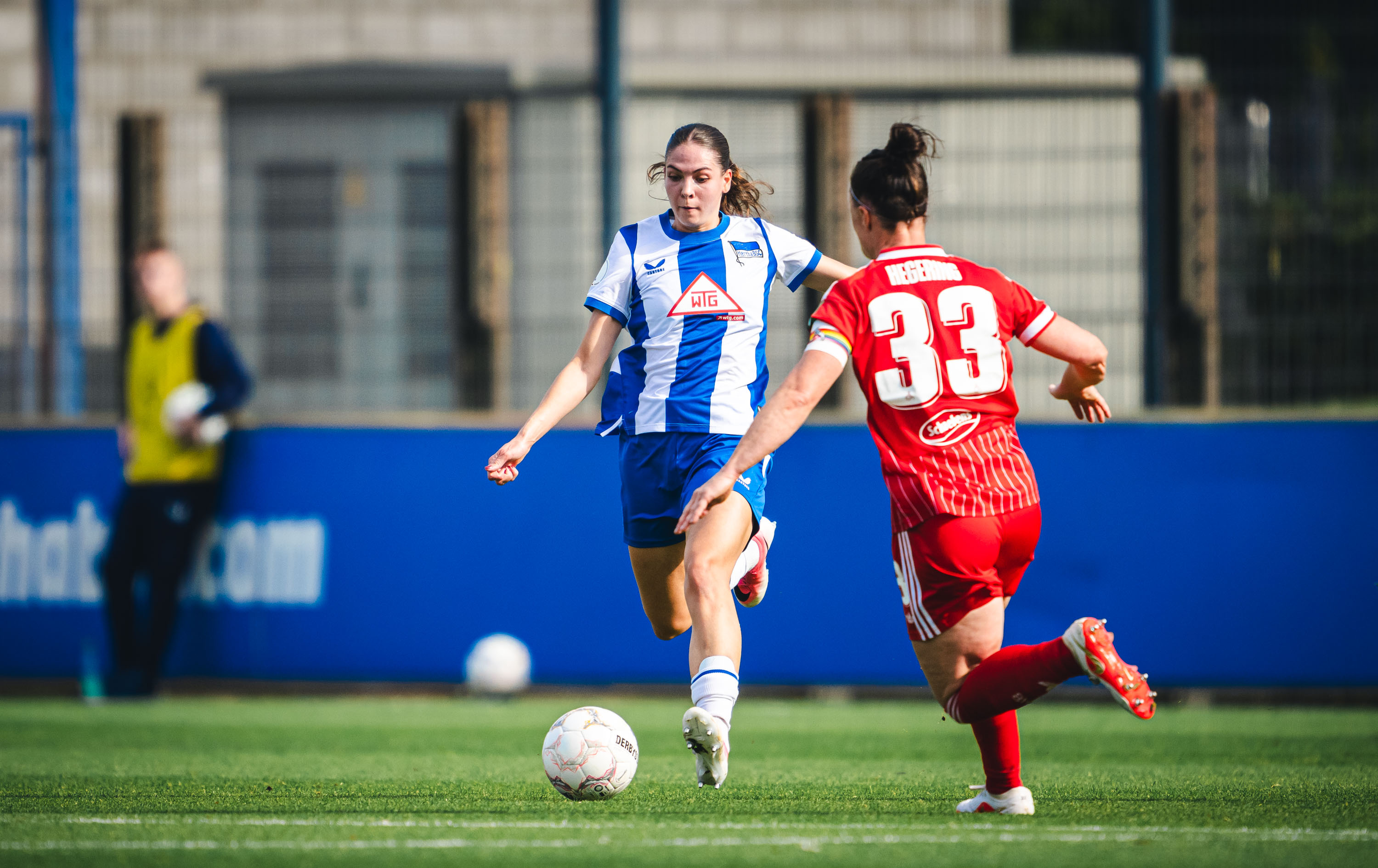 Ella Mettner im Duell mit Kölns Marina Hegering.