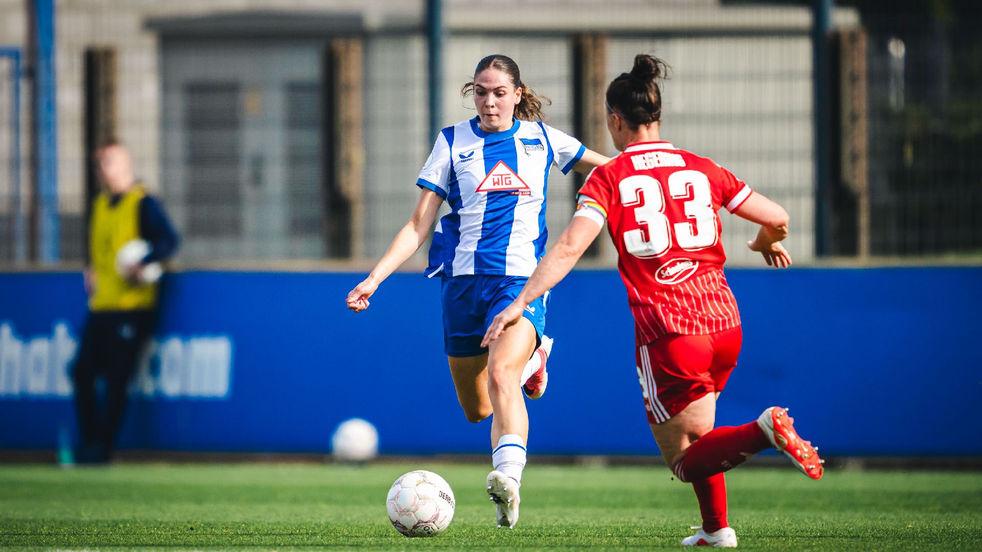 Ella Mettner im Duell mit Kölns Marina Hegering.