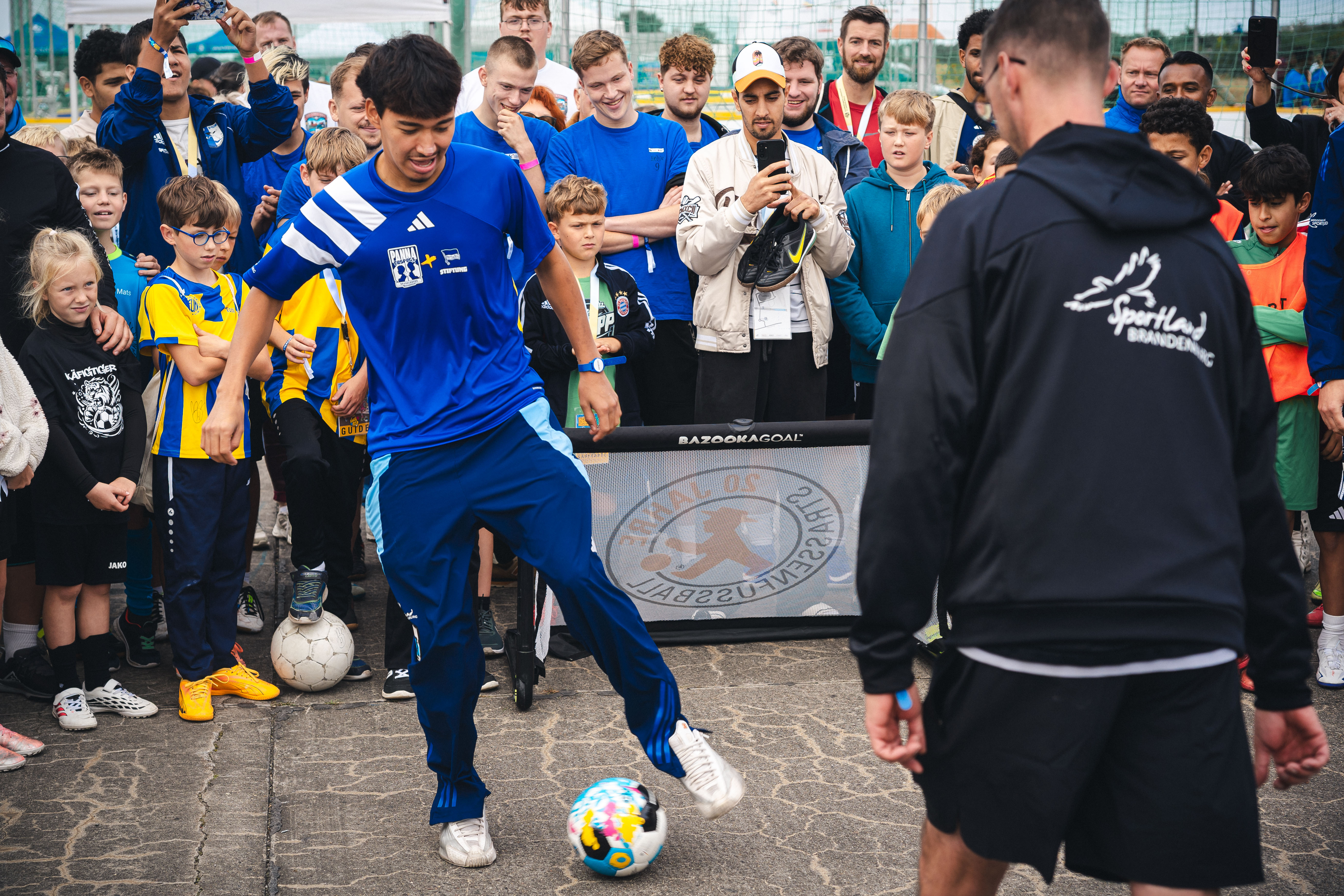 Teilnehmer bei Straßenfußball für Toleranz.