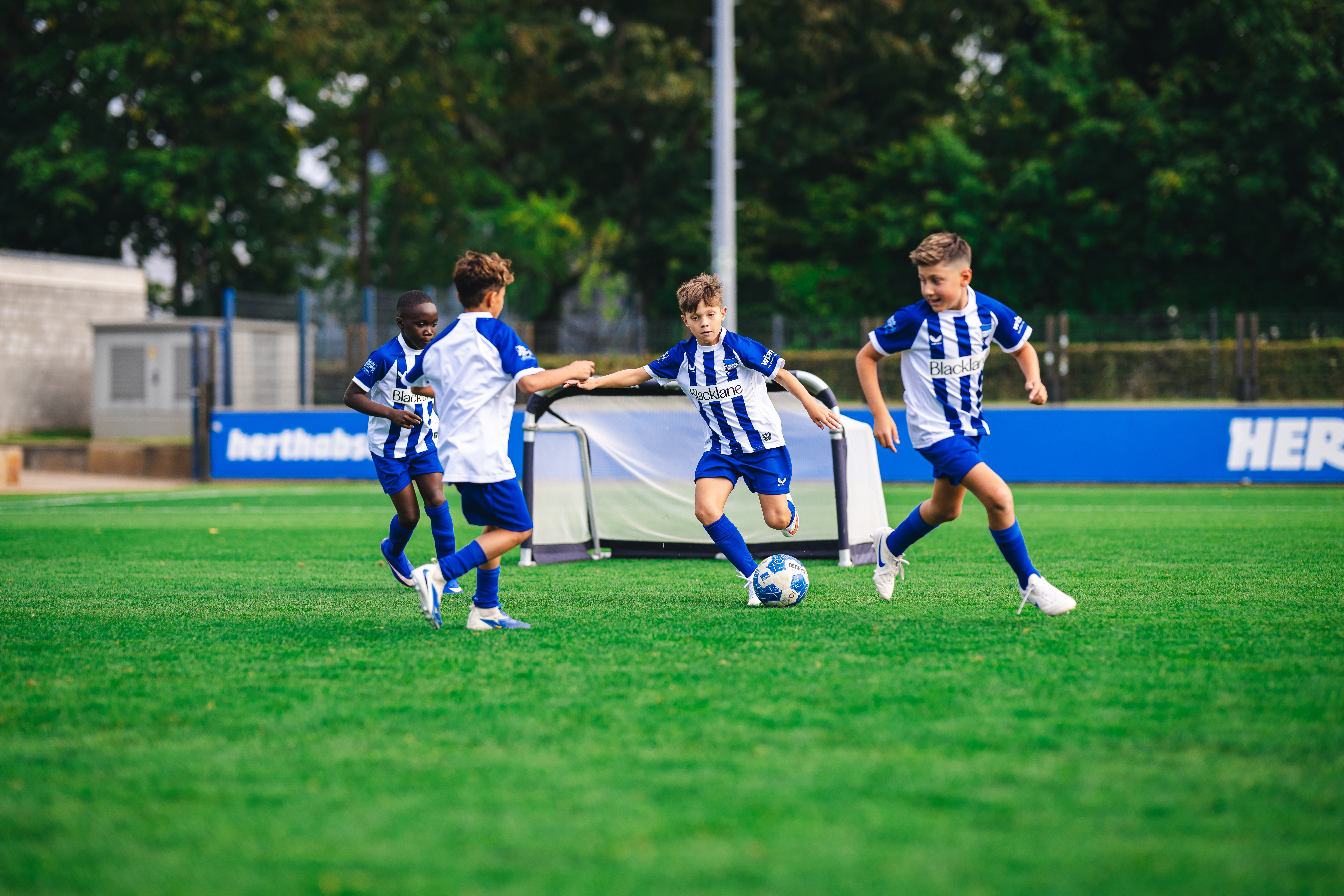 Kinder in der Hertha BSC Fußballschule während einer Spielform.